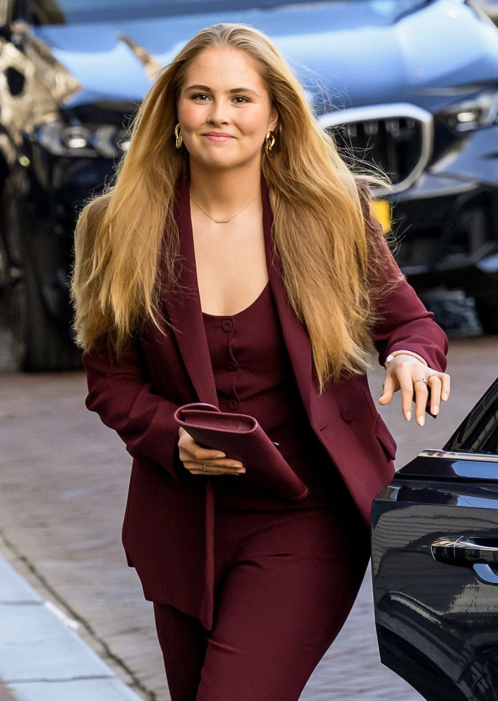 Từng phải bỏ trốn khỏi Amsterdam, C&ocirc;ng ch&uacute;a H&agrave; Lan ng&agrave;y trở lại g&acirc;y bất ngờ: Diện đồ Mango cũ, dạo từ ph&ograve;ng th&iacute; nghiệm đến hộp đ&ecirc;m- Ảnh 3.