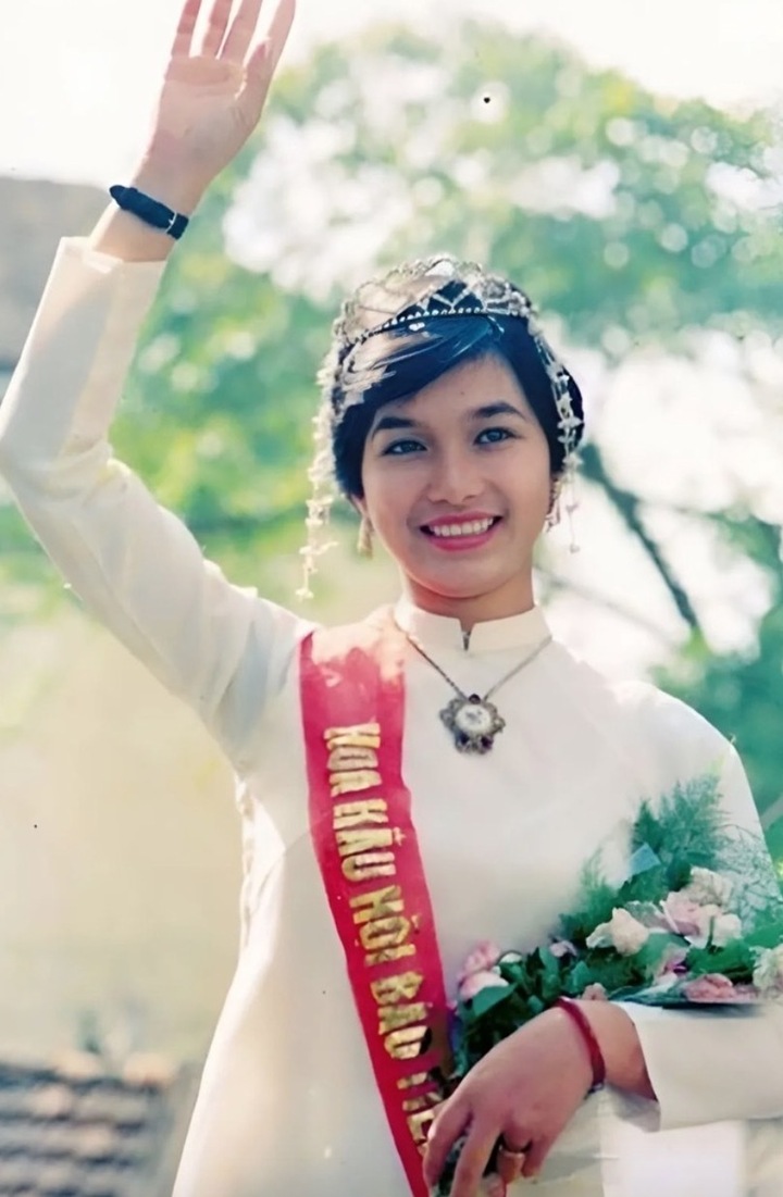 Hoa hậu Việt Nam đầu ti&ecirc;n: Cao dưới 1m60, nhận thưởng xe đạp 4 chỉ v&agrave;ng- Ảnh 1.