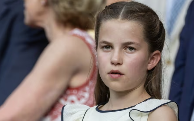 Kh&ocirc;ng phải đ&agrave;n piano, đ&acirc;y mới l&agrave; m&ocirc;n thể thao "ch&acirc;n &aacute;i" của C&ocirc;ng ch&uacute;a Charlotte: Nghe Vương phi Kate tiết lộ mới thấy c&aacute;ch dạy con cực t&acirc;m l&yacute;- Ảnh 2.