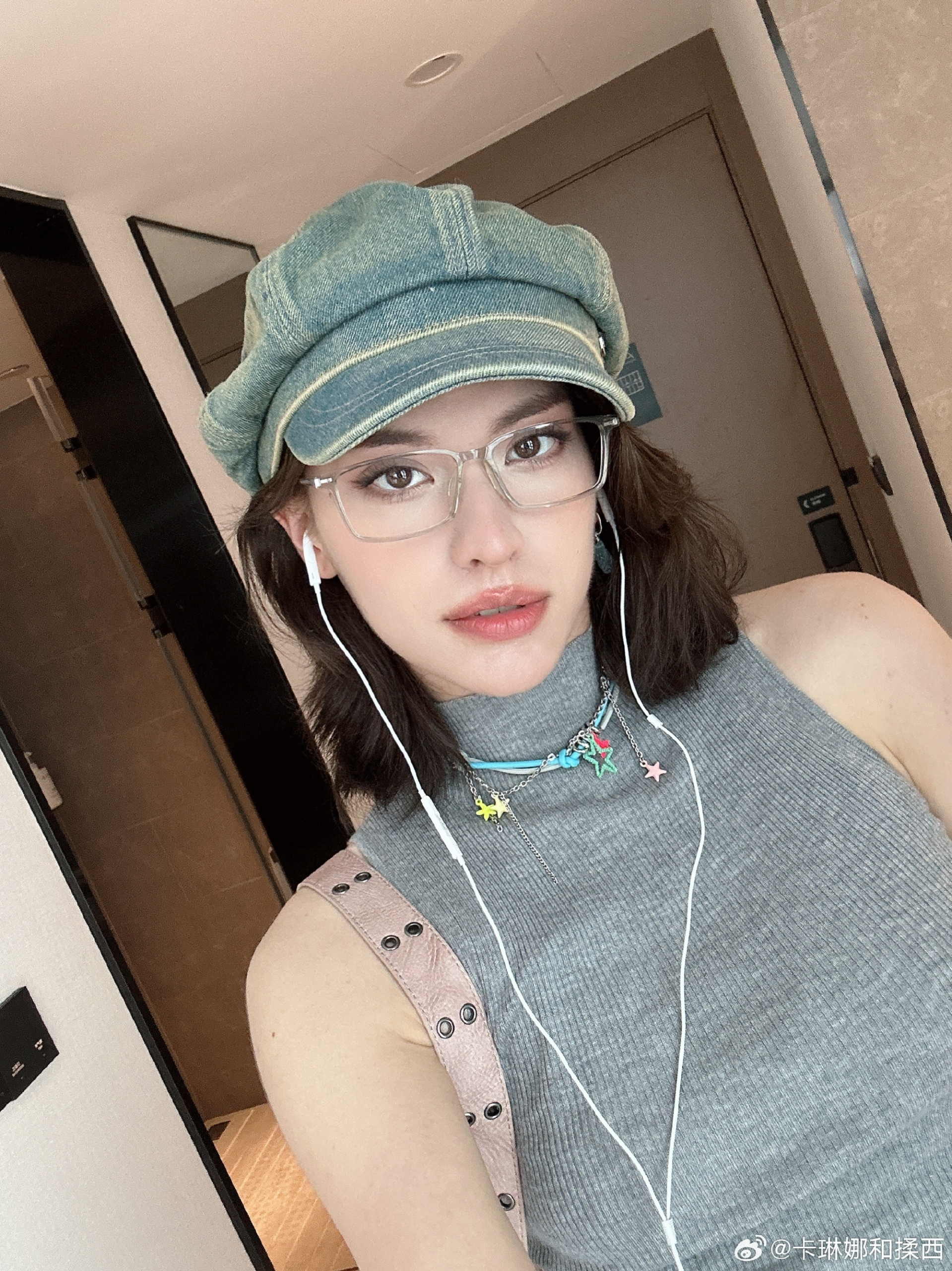 Một Chị Đẹp phi giới t&iacute;nh hẹn h&ograve; staff nữ trong show, mất t&iacute;ch suốt 4 th&aacute;ng h&oacute;a ra v&igrave; bận đưa 