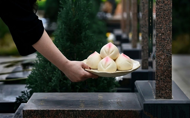 Đi tảo mộ Thanh Minh nhớ kỹ quy tắc "3 quả kh&ocirc;ng mang, 1 vật kh&ocirc;ng c&uacute;ng" kẻo tổ ti&ecirc;n quở tr&aacute;ch, gia đạo bất an- Ảnh 3.