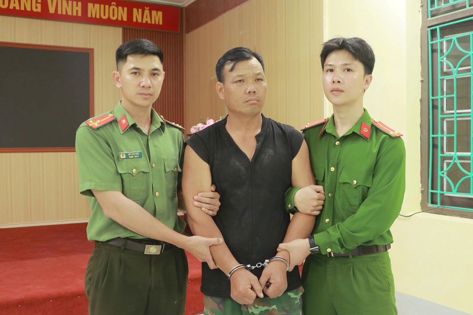 Thi h&agrave;nh lệnh bắt tạm giam chủ t&agrave;i khoản Facecbook Phạm Lộc Đb- Ảnh 1.