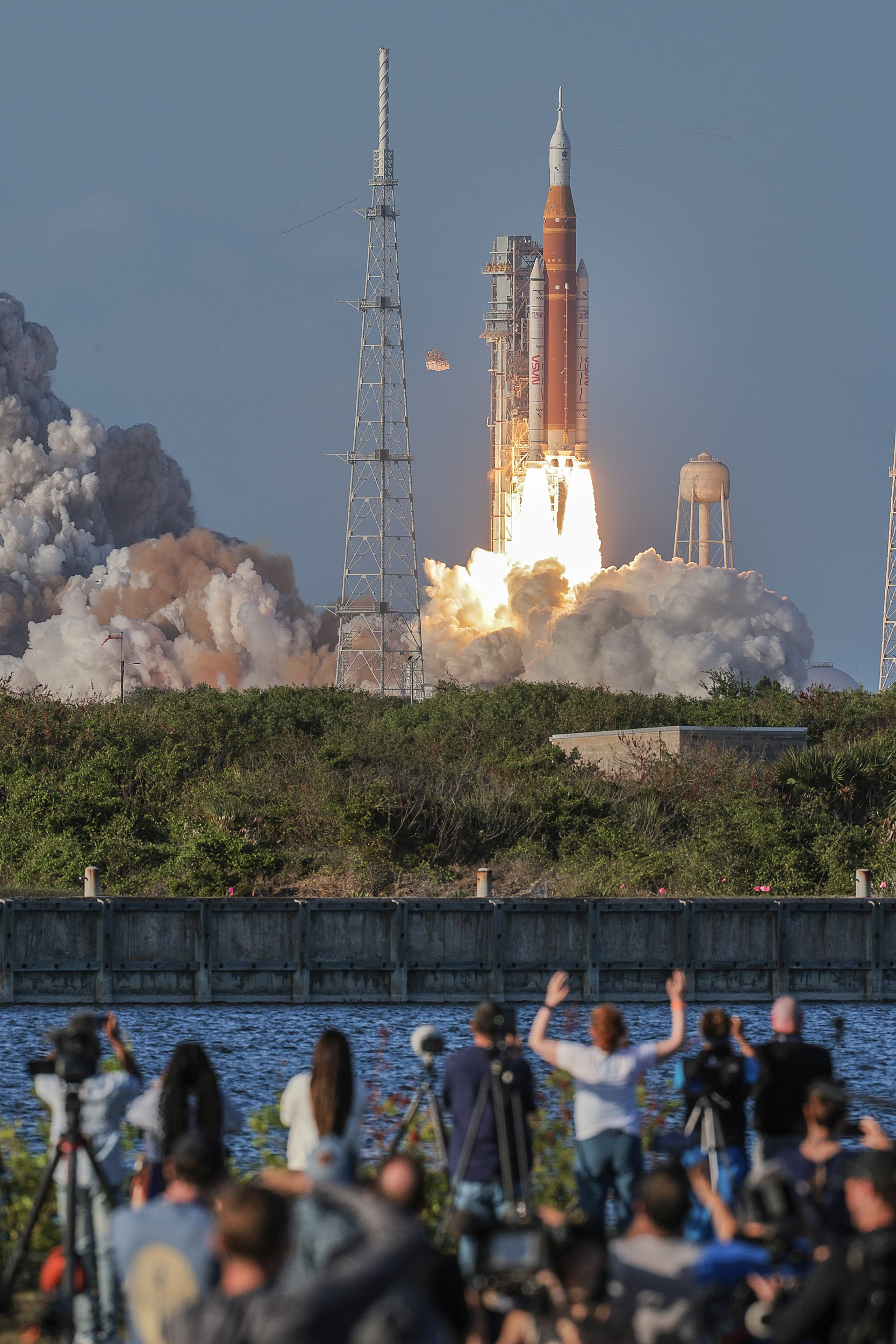 Khoảnh khắc quan trọng của nh&acirc;n loại: Con t&agrave;u đưa 4 phi h&agrave;nh gia trở lại kh&aacute;m ph&aacute; Mặt trăng lần đầu sau hơn 50 năm đ&atilde; cất c&aacute;nh!- Ảnh 2.