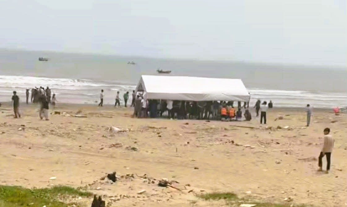 Hai b&eacute; trai mất t&iacute;ch khi đi tắm biển- Ảnh 1.