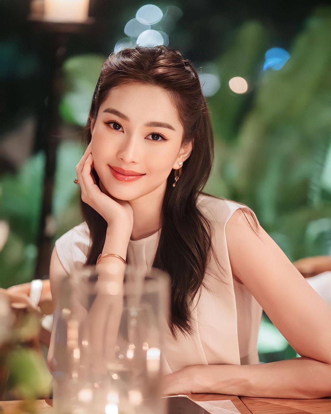 Hoa hậu Việt đầu ti&ecirc;n l&agrave;m d&acirc;u h&agrave;o m&ocirc;n, l&ecirc;n xe hoa năm 26 tuổi: Sở hữu loạt BĐS hạng sang, sống như tiểu thư đời thực- Ảnh 1.