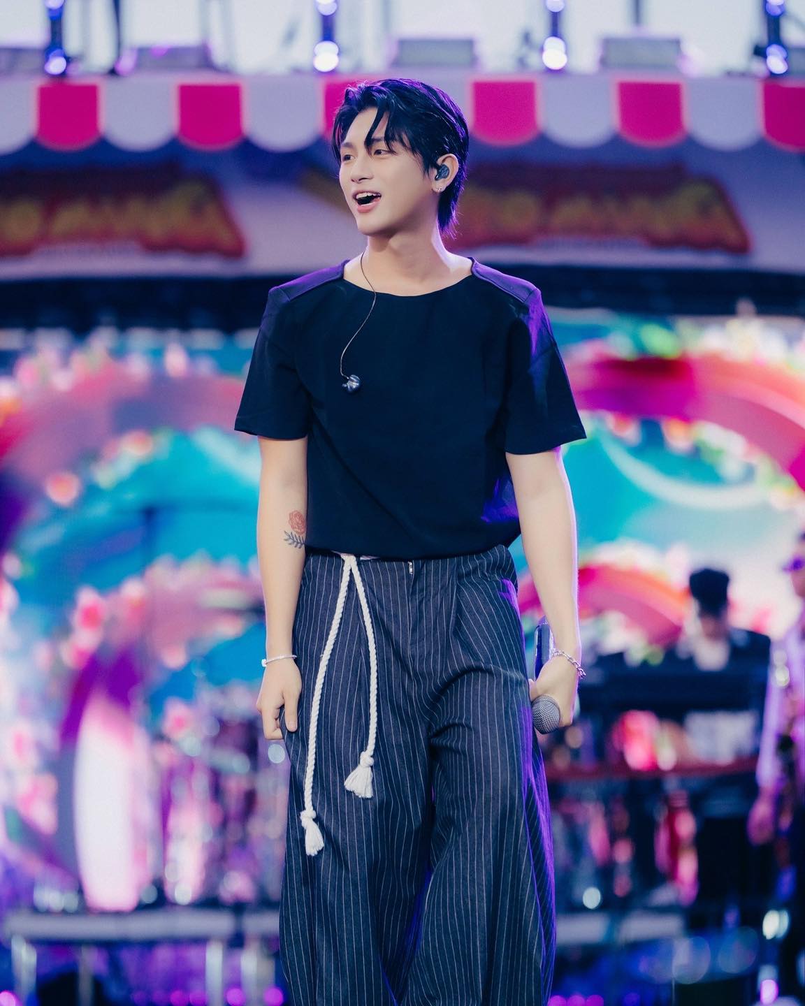 Album hot nhất Việt Nam hiện tại: Nam ca sĩ mất t&iacute;ch 2 năm đ&aacute;nh bại BTS, bao v&acirc;y HIEUTHUHAI- Ảnh 8.