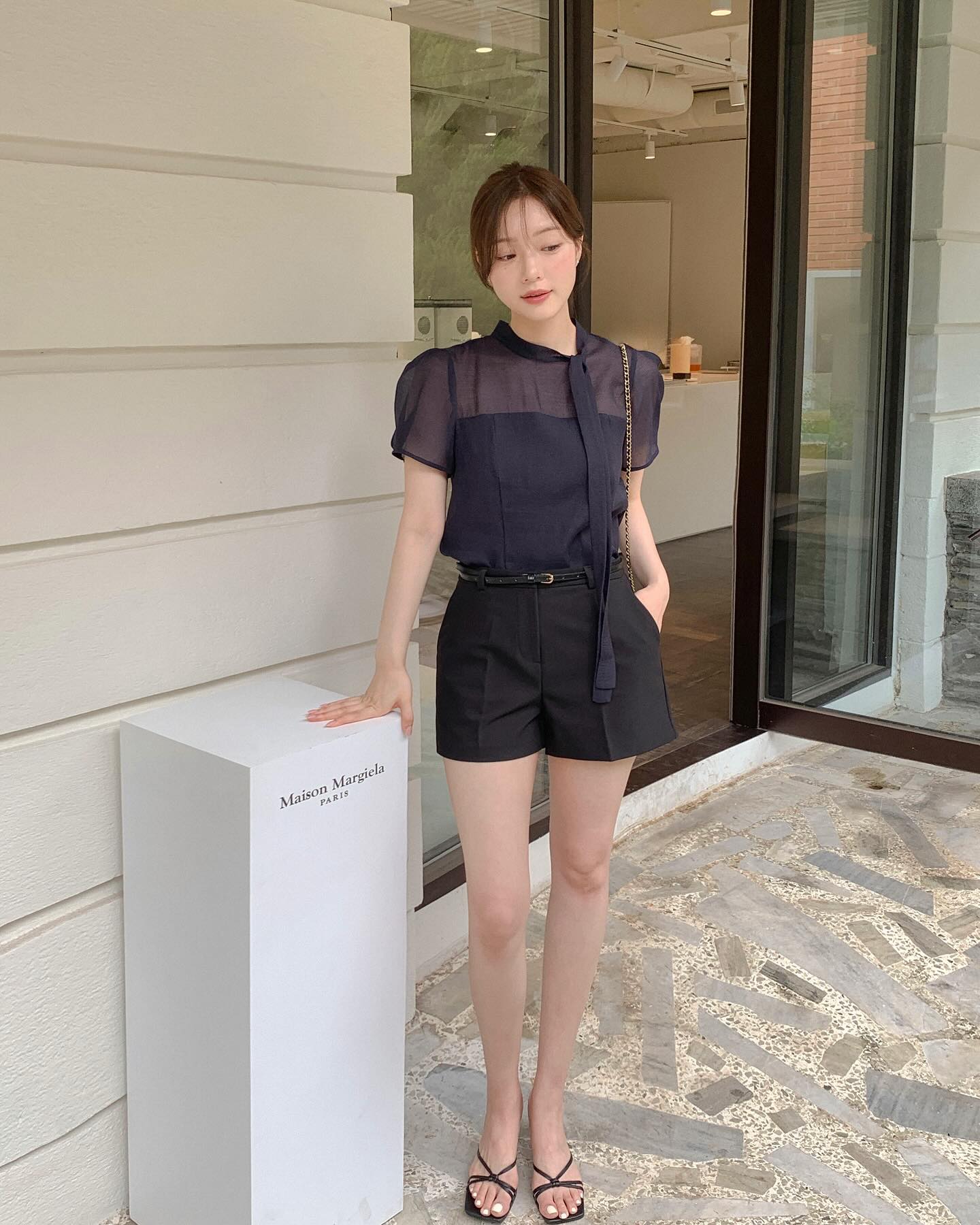 Trang phục ngắn cứ mix với 3 mẫu gi&agrave;y n&agrave;y, đ&ocirc;i ch&acirc;n sẽ d&agrave;i mi&ecirc;n man- Ảnh 6.