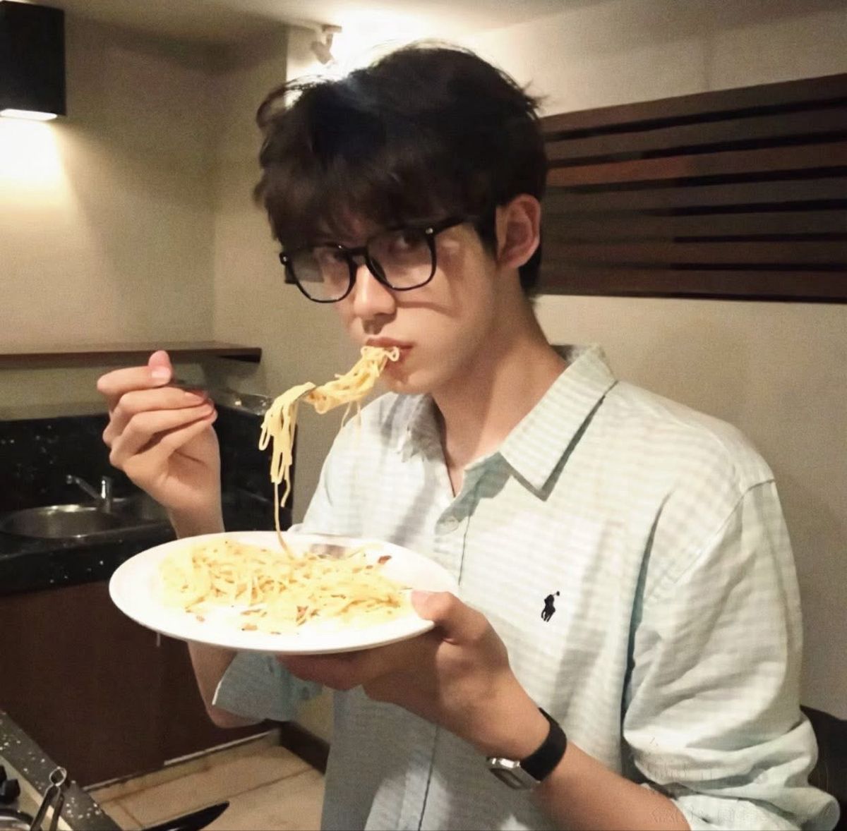 5 th&oacute;i quen buổi tối &acirc;m thầm "ph&aacute; gan", hại thận nhưng rất nhiều người Việt v&ocirc; tư l&agrave;m mỗi ng&agrave;y- Ảnh 3.