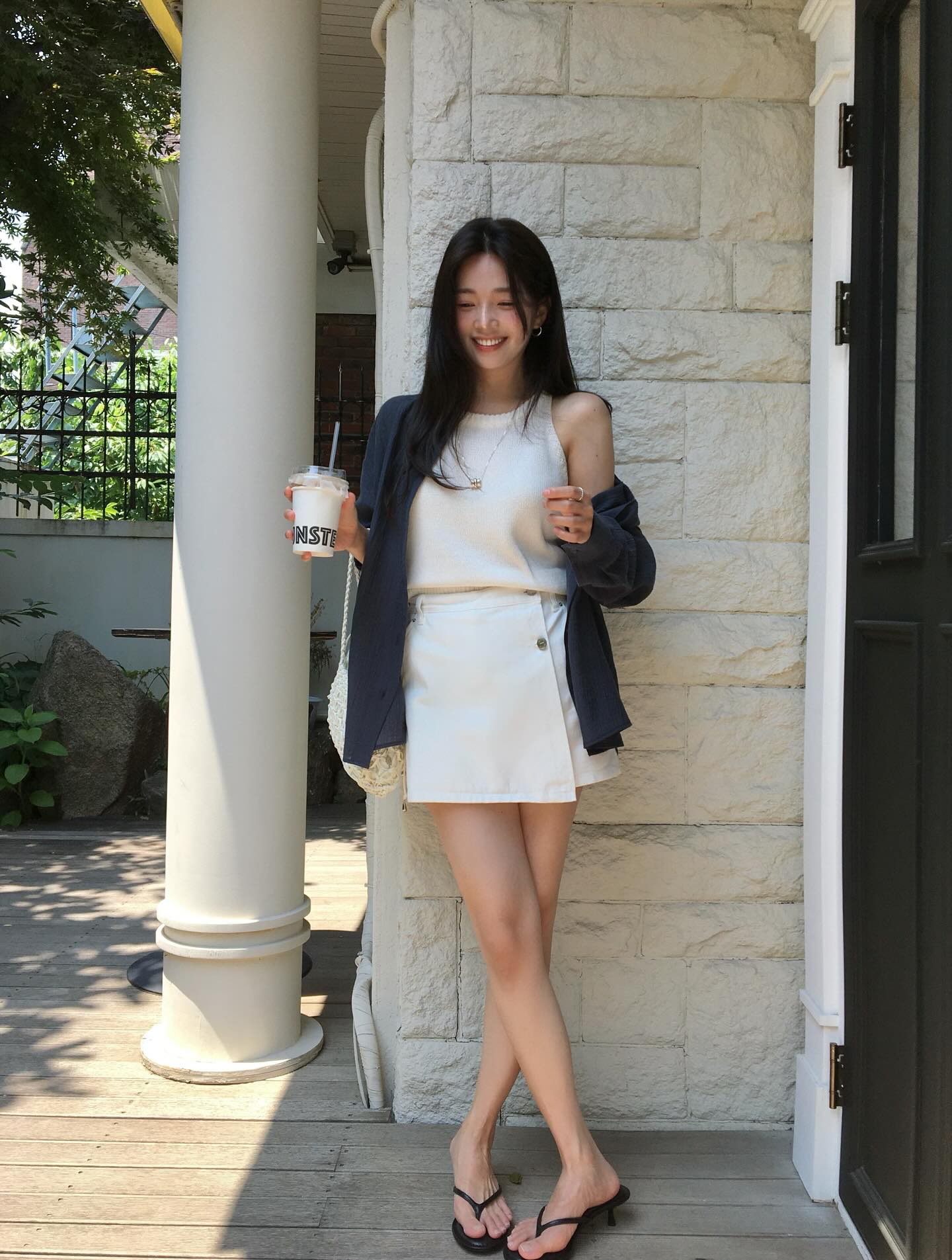 Trang phục ngắn cứ mix với 3 mẫu gi&agrave;y n&agrave;y, đ&ocirc;i ch&acirc;n sẽ d&agrave;i mi&ecirc;n man- Ảnh 2.