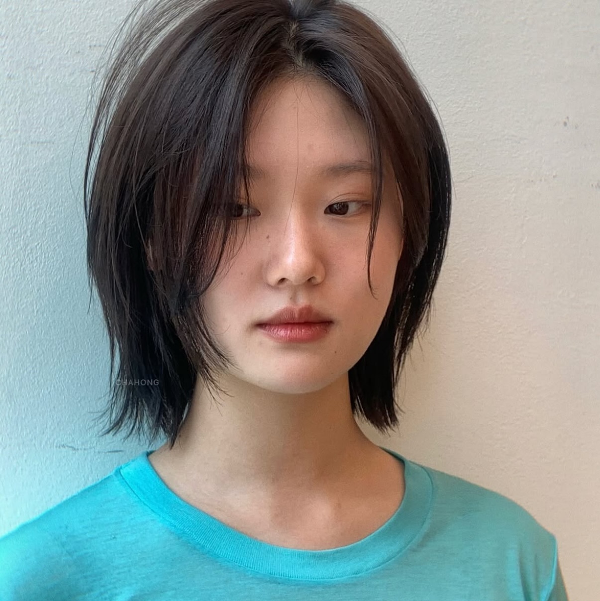 Nữ ch&iacute;nh phim "Cổ tay &aacute;o m&agrave;u đỏ" khiến chị em muốn cắt t&oacute;c ngắn layer ngay v&agrave; lu&ocirc;n v&igrave; visual như nh&acirc;n vật truyện tranh- Ảnh 5.