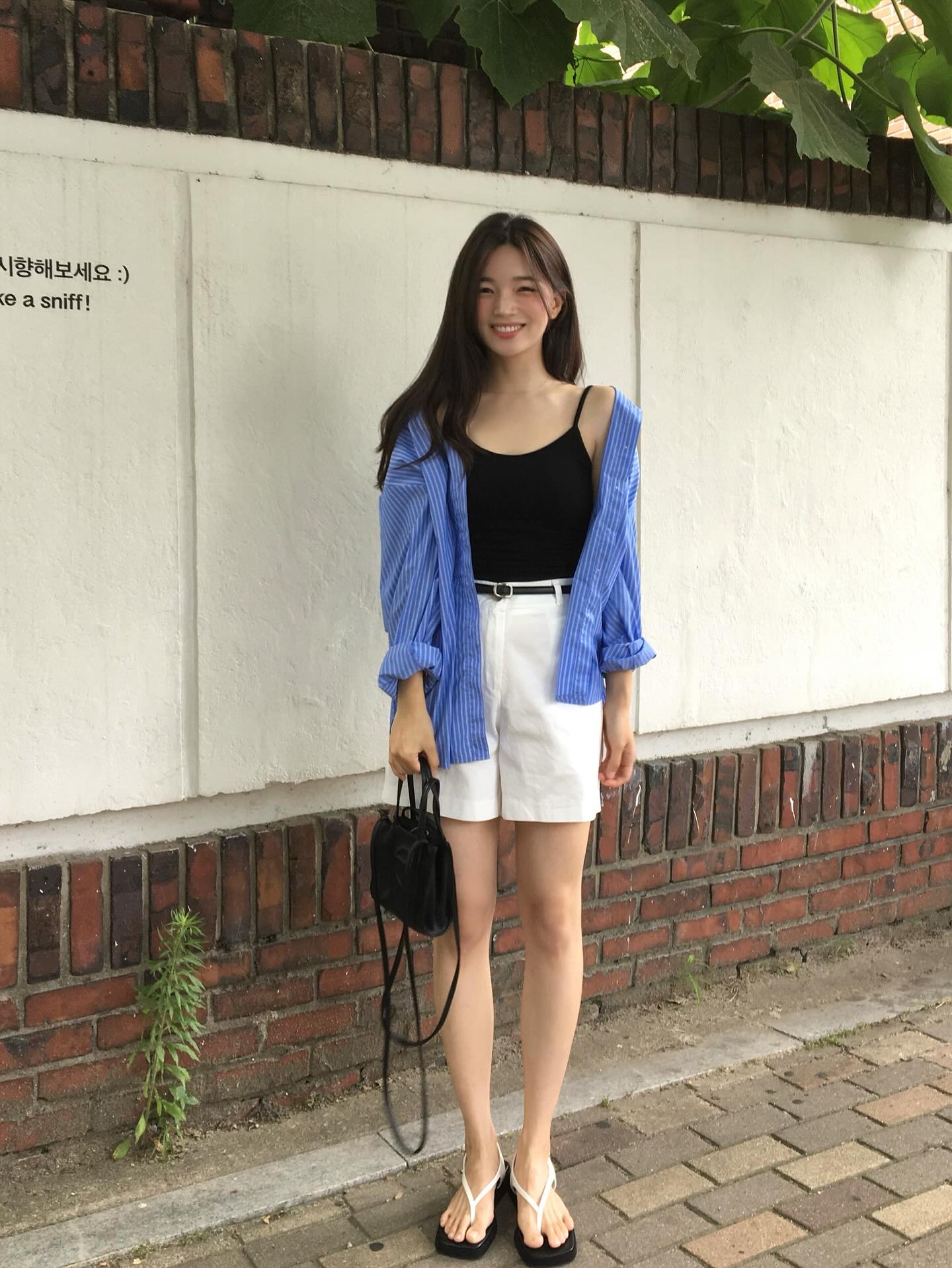 Trang phục ngắn cứ mix với 3 mẫu gi&agrave;y n&agrave;y, đ&ocirc;i ch&acirc;n sẽ d&agrave;i mi&ecirc;n man- Ảnh 1.