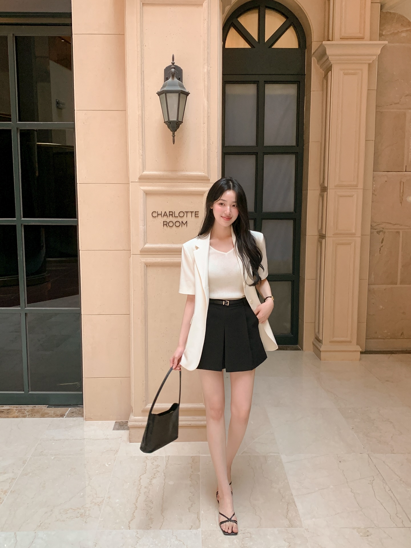 Trang phục ngắn cứ mix với 3 mẫu gi&agrave;y n&agrave;y, đ&ocirc;i ch&acirc;n sẽ d&agrave;i mi&ecirc;n man- Ảnh 8.