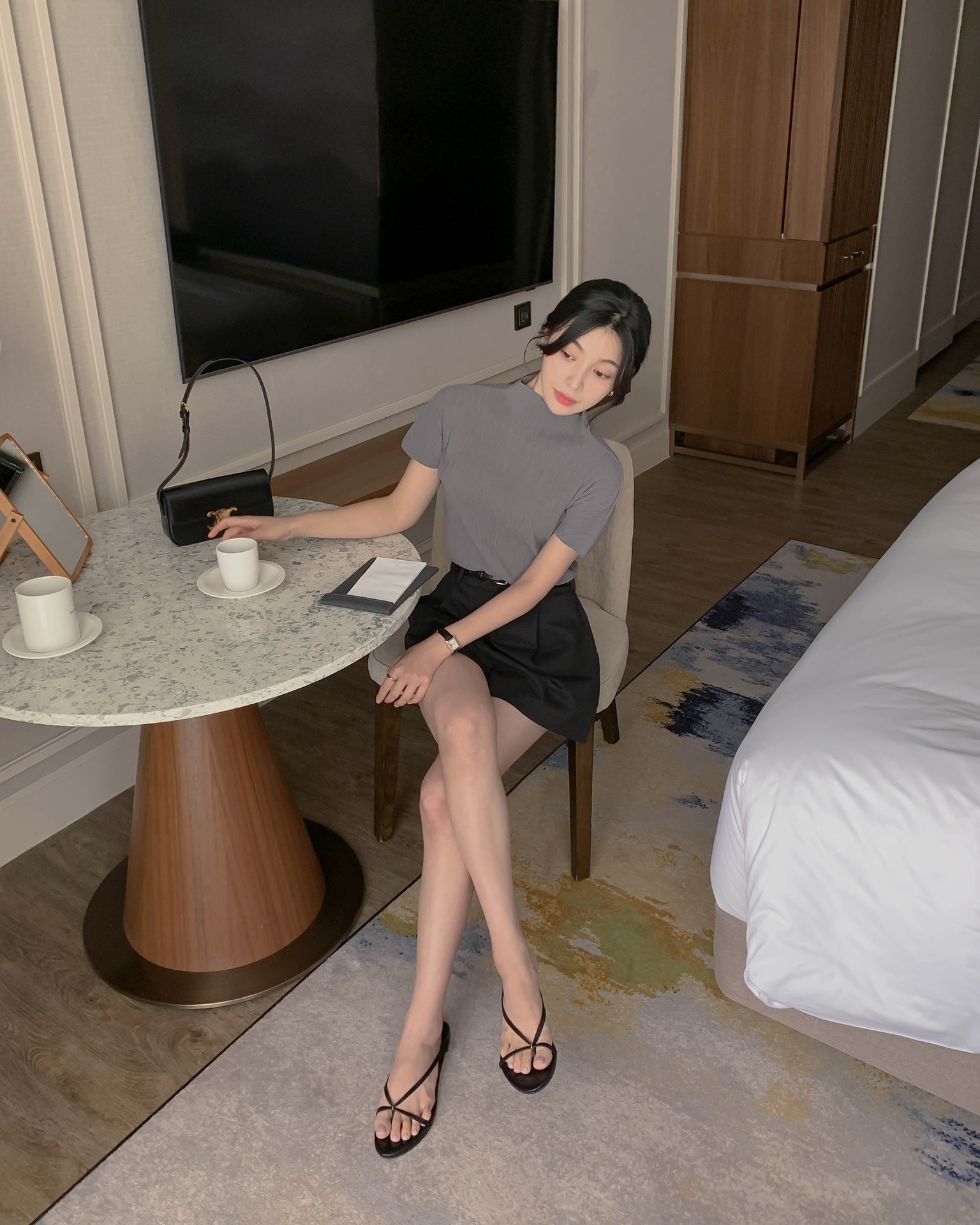 Trang phục ngắn cứ mix với 3 mẫu gi&agrave;y n&agrave;y, đ&ocirc;i ch&acirc;n sẽ d&agrave;i mi&ecirc;n man- Ảnh 5.