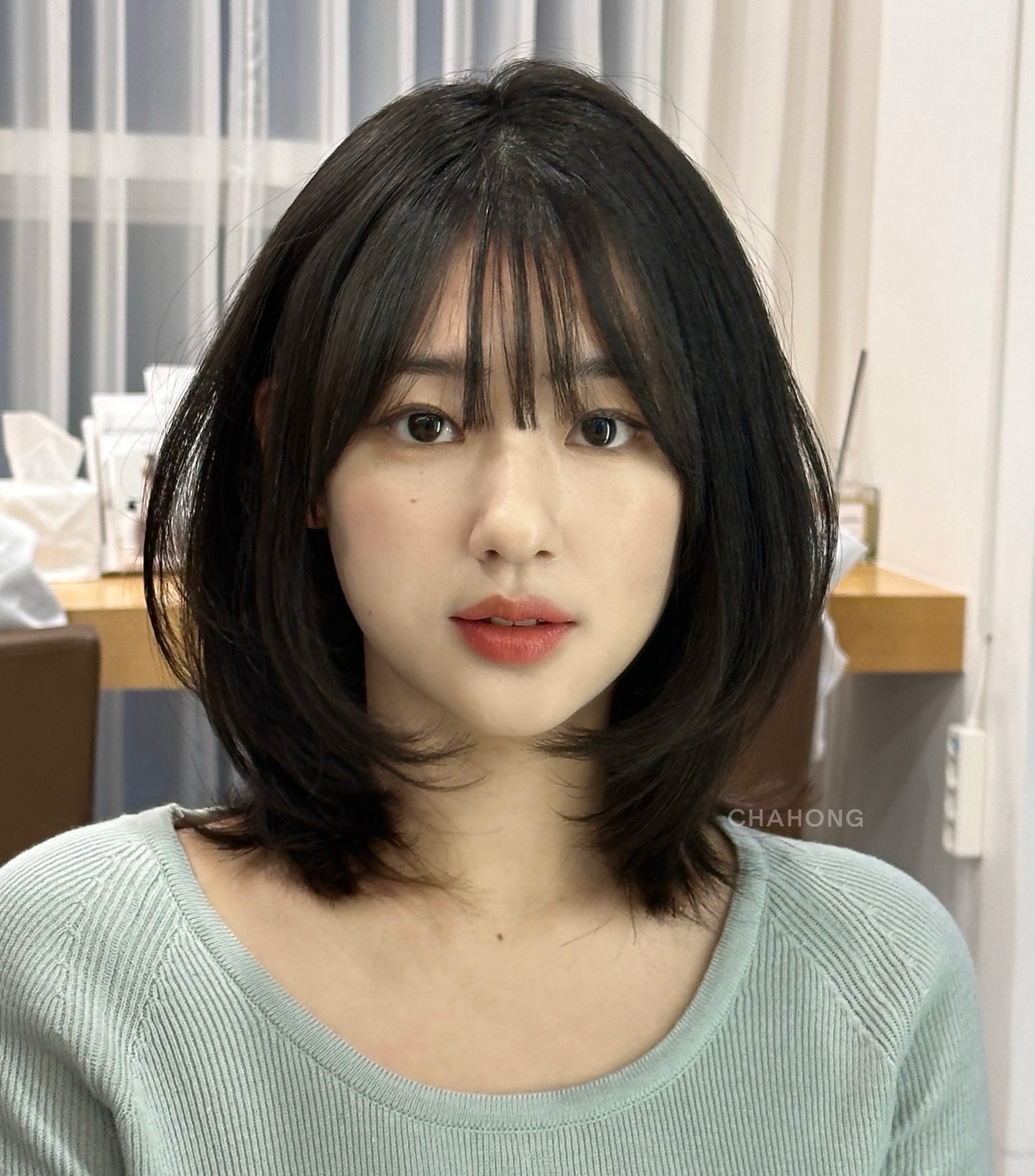 Nữ ch&iacute;nh phim "Cổ tay &aacute;o m&agrave;u đỏ" khiến chị em muốn cắt t&oacute;c ngắn layer ngay v&agrave; lu&ocirc;n v&igrave; visual như nh&acirc;n vật truyện tranh- Ảnh 9.