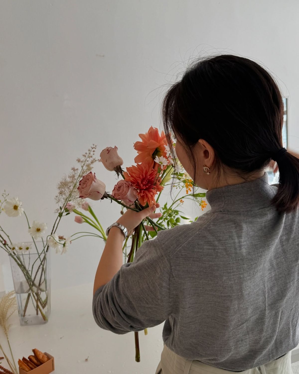 Giới cắm hoa dậy s&oacute;ng với drama so tr&igrave;nh độ của 2 "chị đại": Nếu l&agrave;m chưa đ&uacute;ng th&igrave; đừng dạy người kh&aacute;c- Ảnh 2.