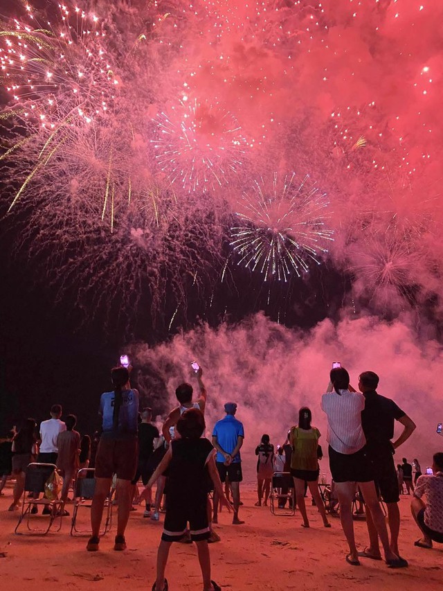 Cảnh tượng tr&ecirc;n biển B&atilde;i Ch&aacute;y tối cuối tuần: Nhiều người phải bất ngờ- Ảnh 2.