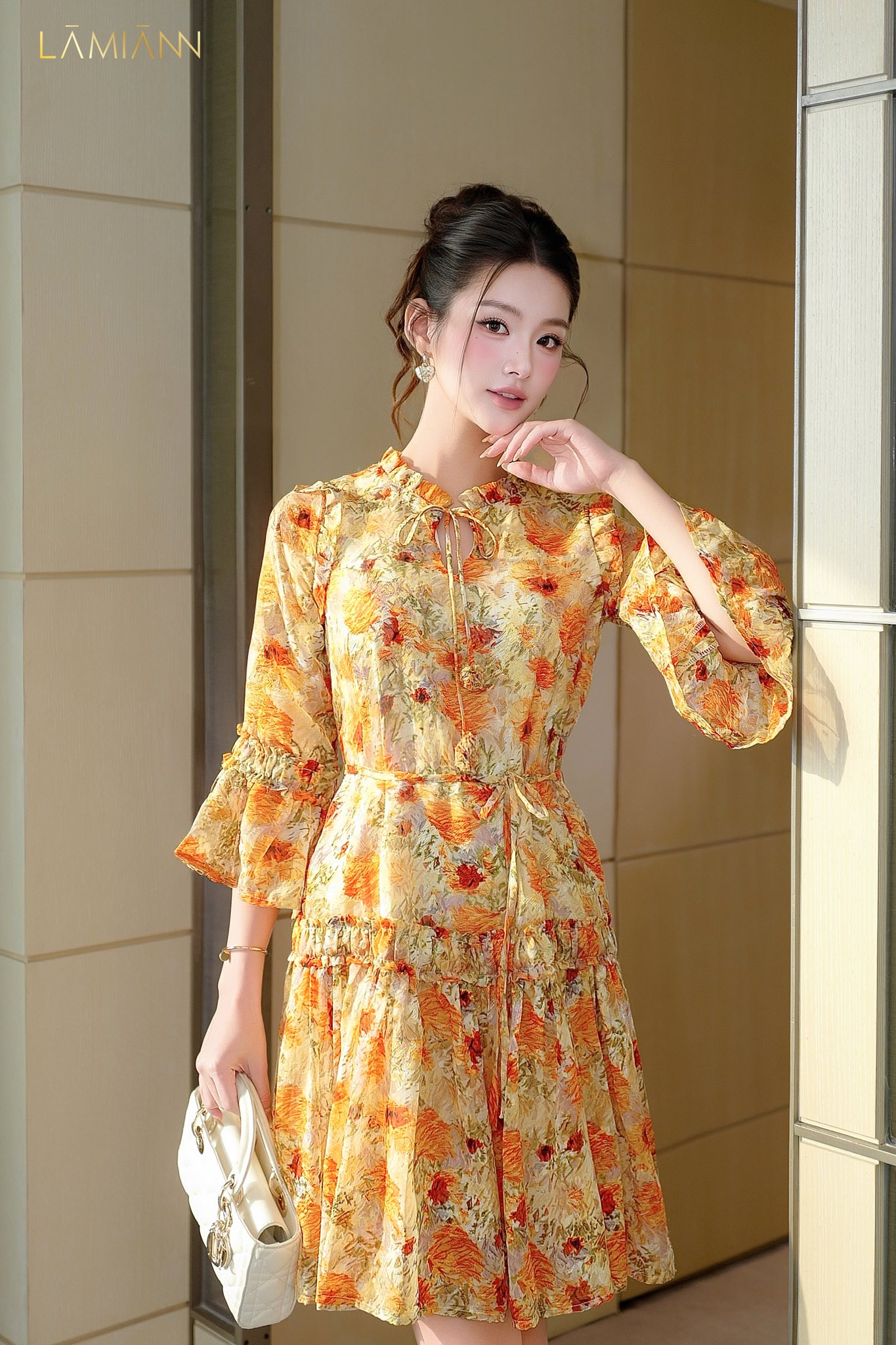 Gợi &yacute; 10 mẫu v&aacute;y hoa sang chảnh, t&ocirc;n d&aacute;ng cực kh&eacute;o để chị em thỏa sức diện trong h&egrave; n&agrave;y- Ảnh 9.