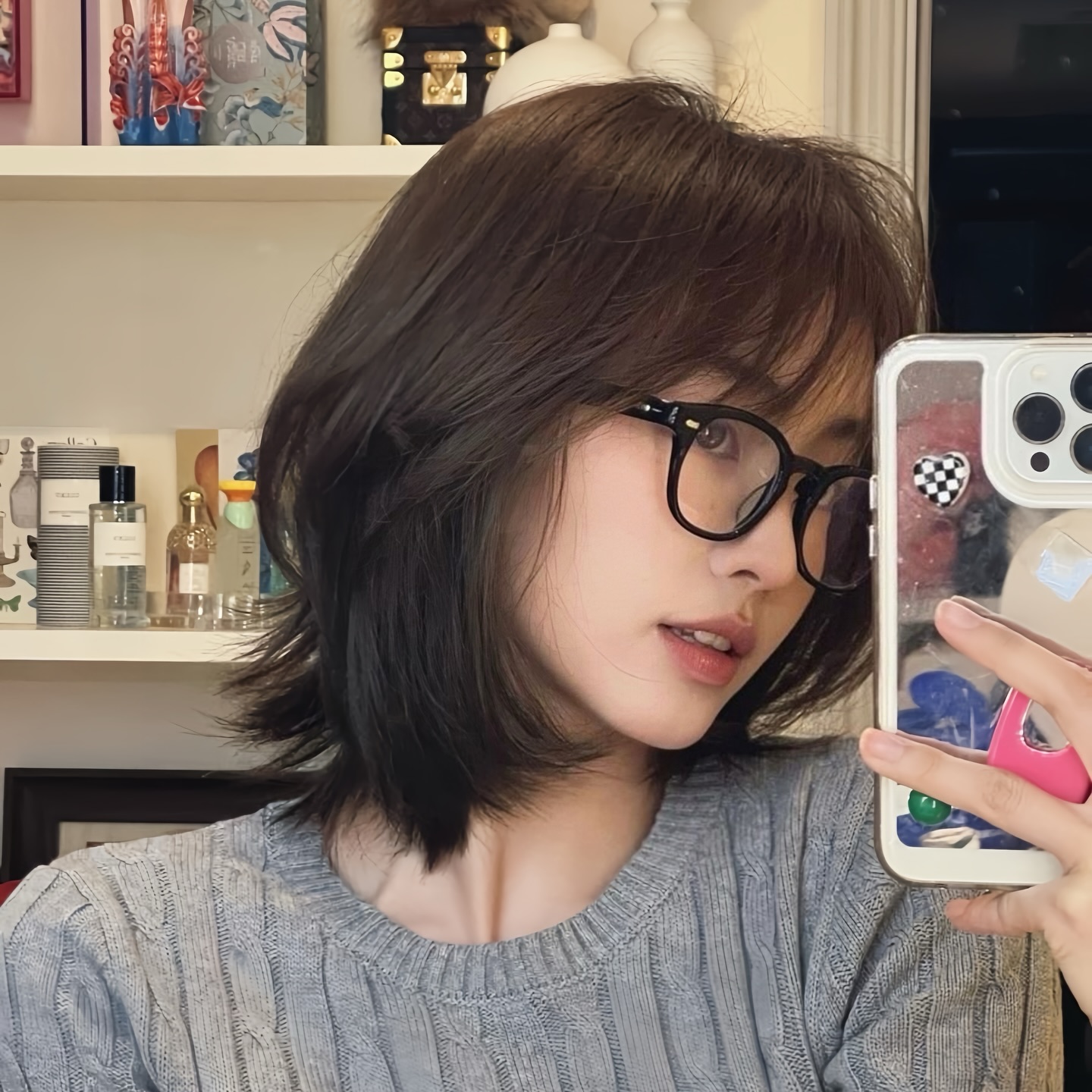 Nữ ch&iacute;nh phim "Cổ tay &aacute;o m&agrave;u đỏ" khiến chị em muốn cắt t&oacute;c ngắn layer ngay v&agrave; lu&ocirc;n v&igrave; visual như nh&acirc;n vật truyện tranh- Ảnh 8.