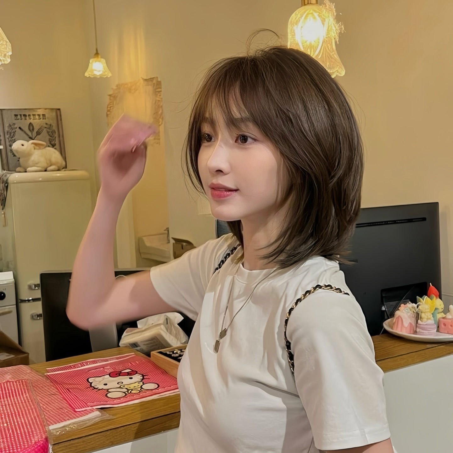 Nữ ch&iacute;nh phim "Cổ tay &aacute;o m&agrave;u đỏ" khiến chị em muốn cắt t&oacute;c ngắn layer ngay v&agrave; lu&ocirc;n v&igrave; visual như nh&acirc;n vật truyện tranh- Ảnh 7.