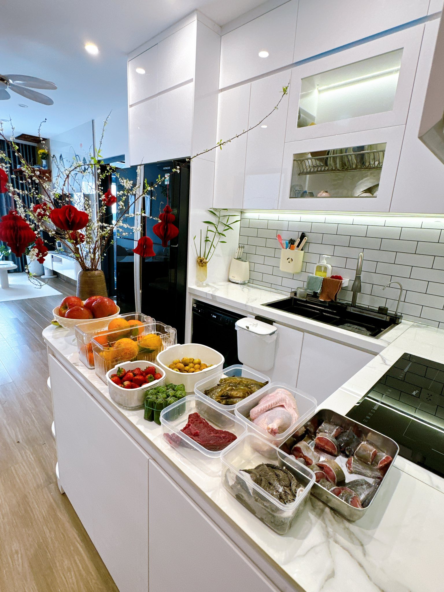 Bếp 5m&sup2; của mẹ bỉm H&agrave; Nội thay đổi ho&agrave;n to&agrave;n chỉ nhờ 1 m&oacute;n: Nhỏ nhưng giải quyết 4 vấn đề c&ugrave;ng l&uacute;c- Ảnh 4.