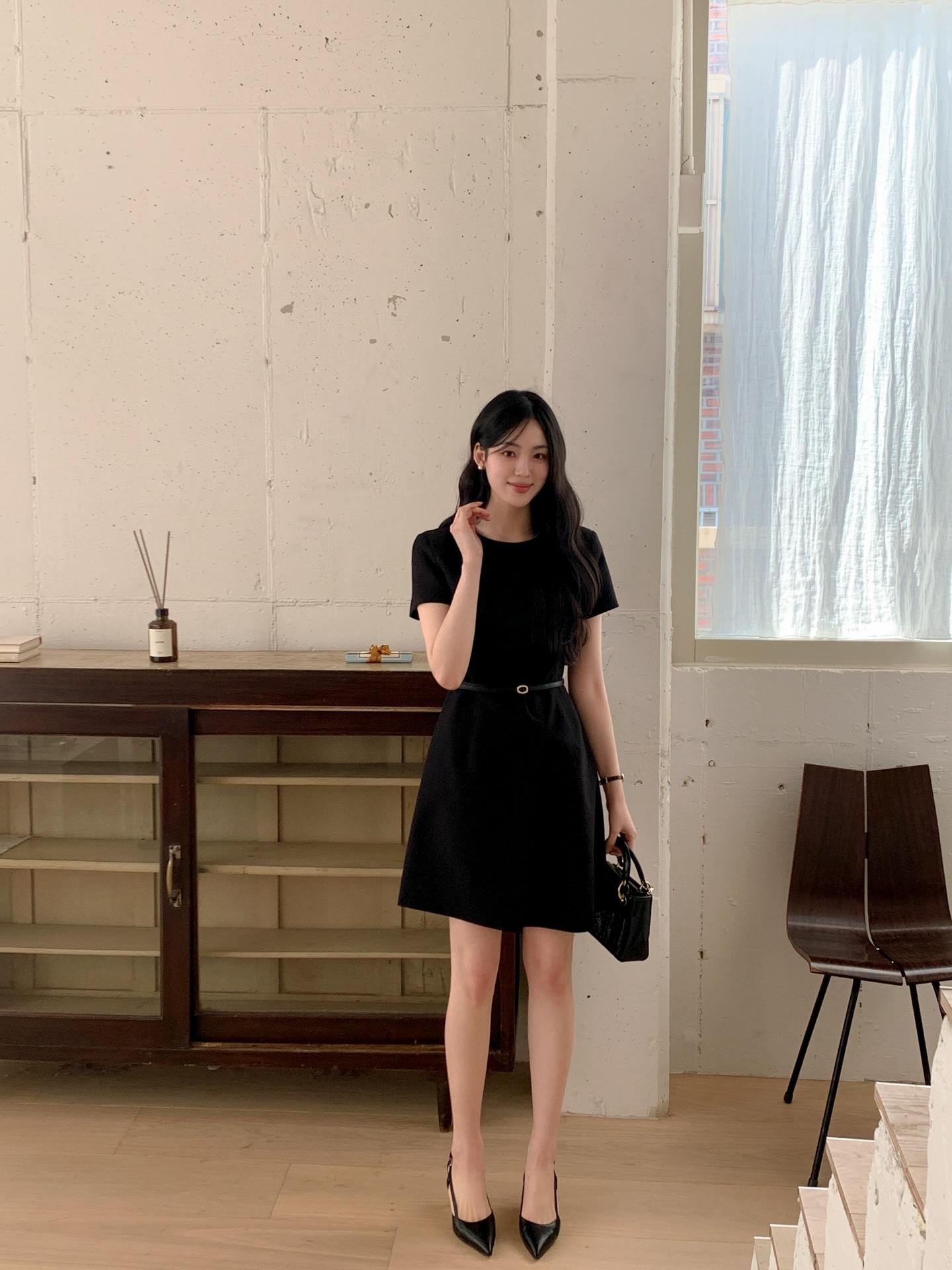 Trang phục ngắn cứ mix với 3 mẫu gi&agrave;y n&agrave;y, đ&ocirc;i ch&acirc;n sẽ d&agrave;i mi&ecirc;n man- Ảnh 4.