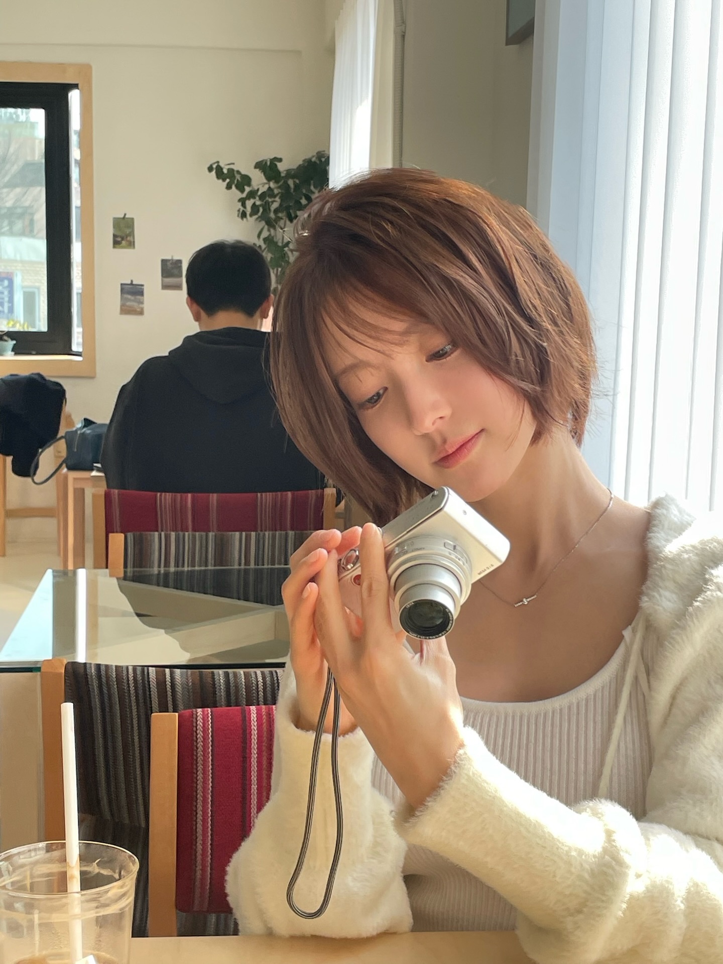 Nữ ch&iacute;nh phim "Cổ tay &aacute;o m&agrave;u đỏ" khiến chị em muốn cắt t&oacute;c ngắn layer ngay v&agrave; lu&ocirc;n v&igrave; visual như nh&acirc;n vật truyện tranh- Ảnh 3.