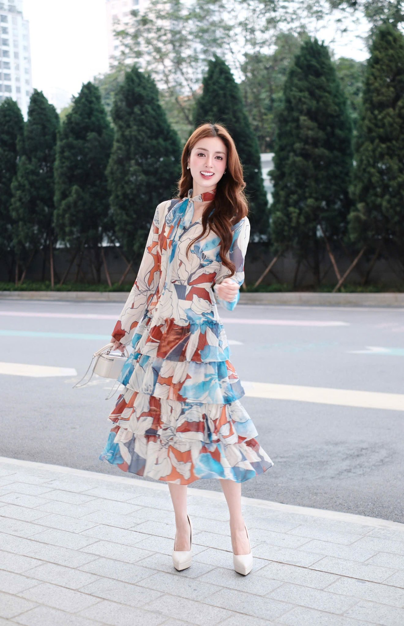 Gợi &yacute; 10 mẫu v&aacute;y hoa sang chảnh, t&ocirc;n d&aacute;ng cực kh&eacute;o để chị em thỏa sức diện trong h&egrave; n&agrave;y- Ảnh 5.