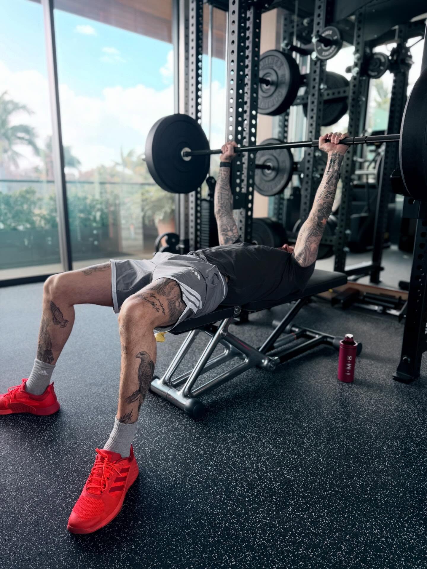 David Beckham cởi trần khoe body 6 m&uacute;i "kh&eacute;t lẹt" tuổi 50, nhan sắc chấp cả thời gian- Ảnh 1.