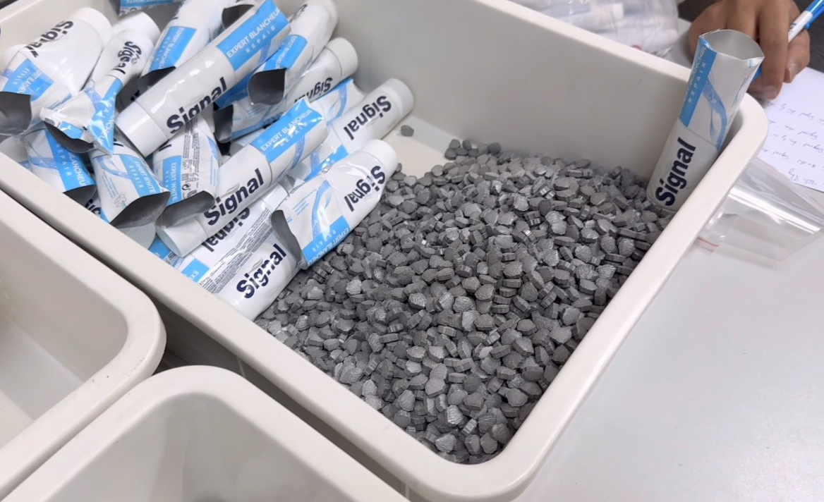 C&aacute;c tiếp vi&ecirc;n bị lợi dụng x&aacute;ch ma t&uacute;y từ nước ngo&agrave;i về Việt Nam như thế n&agrave;o?- Ảnh 2.