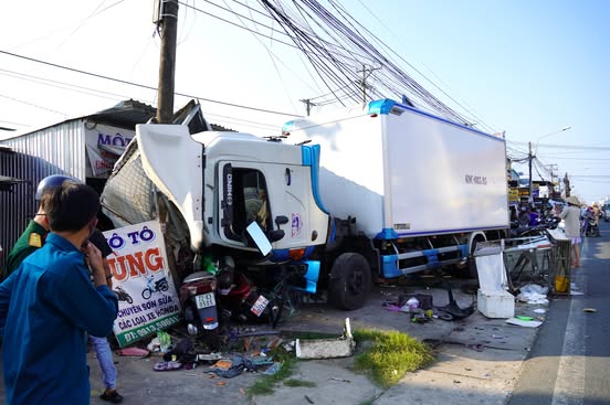 CLIP: Cabin bị sụp, xe tải mất l&aacute;i t&ocirc;ng v&agrave;o nhiều phương tiện ven đường- Ảnh 1.