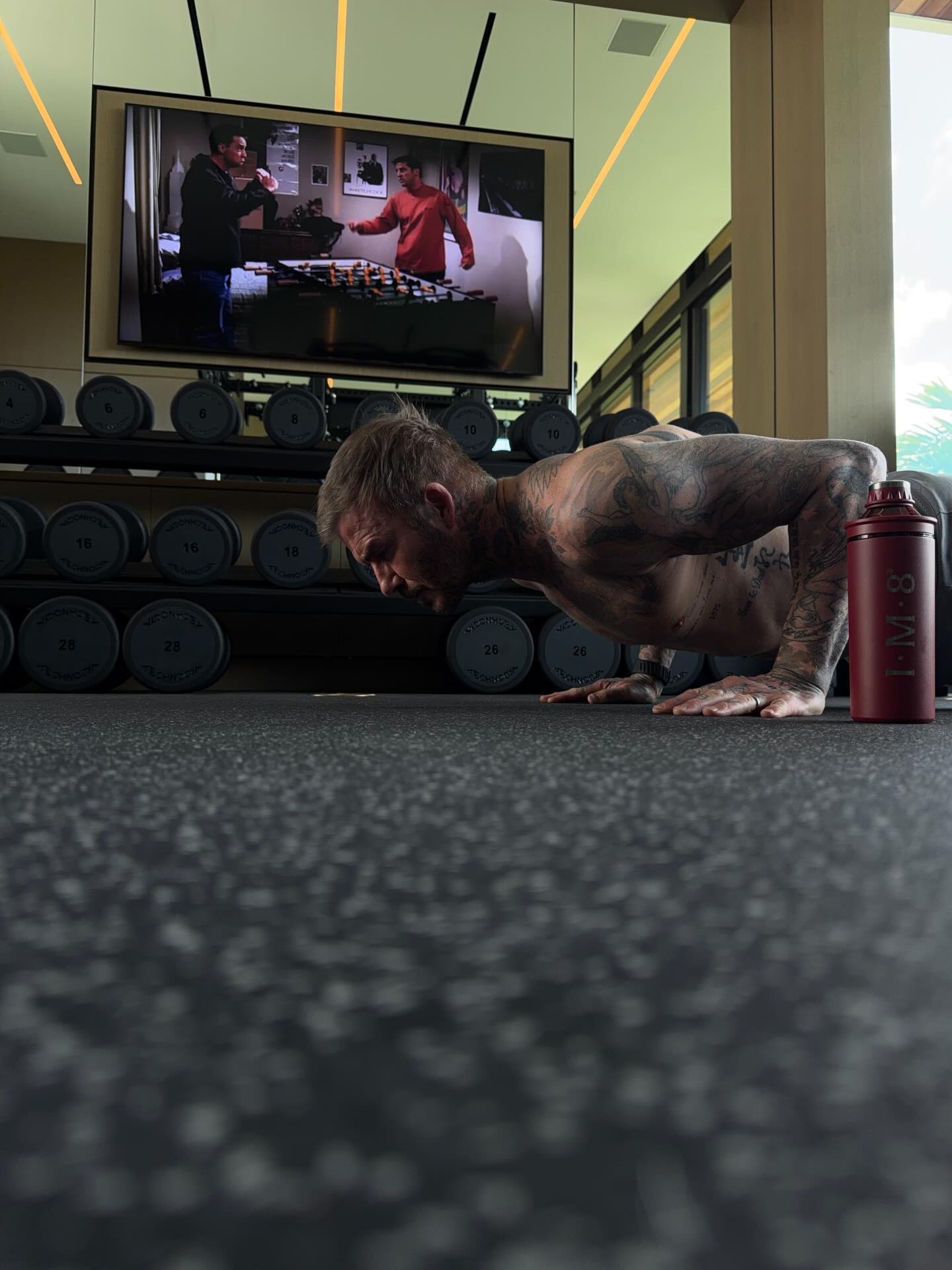 David Beckham cởi trần khoe body 6 m&uacute;i "kh&eacute;t lẹt" tuổi 50, nhan sắc chấp cả thời gian- Ảnh 2.