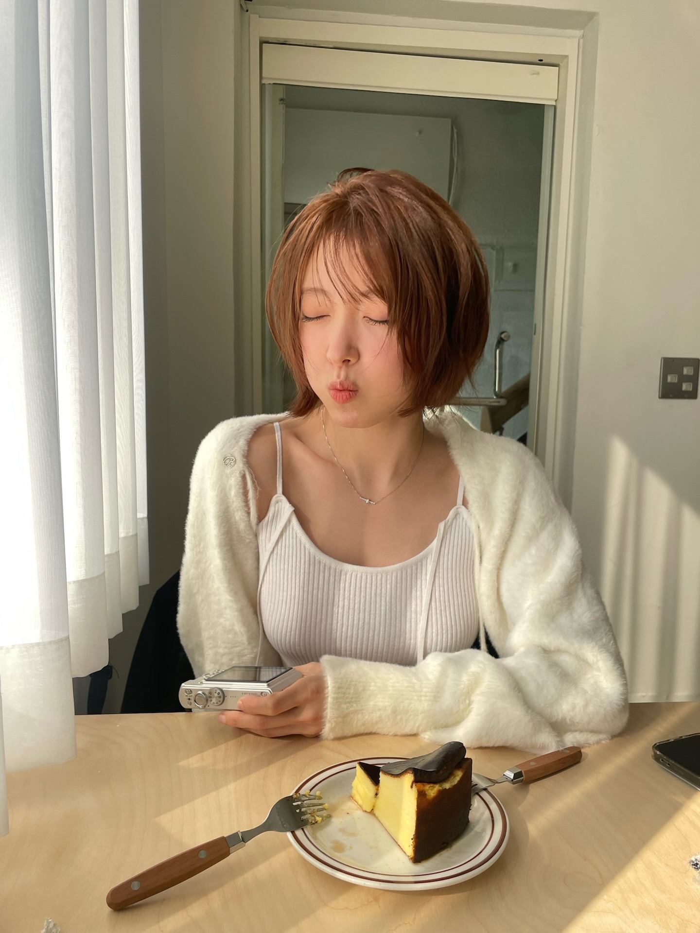 Nữ ch&iacute;nh phim "Cổ tay &aacute;o m&agrave;u đỏ" khiến chị em muốn cắt t&oacute;c ngắn layer ngay v&agrave; lu&ocirc;n v&igrave; visual như nh&acirc;n vật truyện tranh- Ảnh 4.