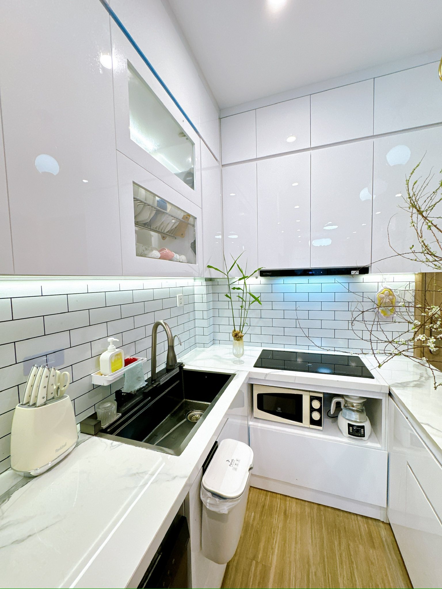 Bếp 5m&sup2; của mẹ bỉm H&agrave; Nội thay đổi ho&agrave;n to&agrave;n chỉ nhờ 1 m&oacute;n: Nhỏ nhưng giải quyết 4 vấn đề c&ugrave;ng l&uacute;c- Ảnh 9.