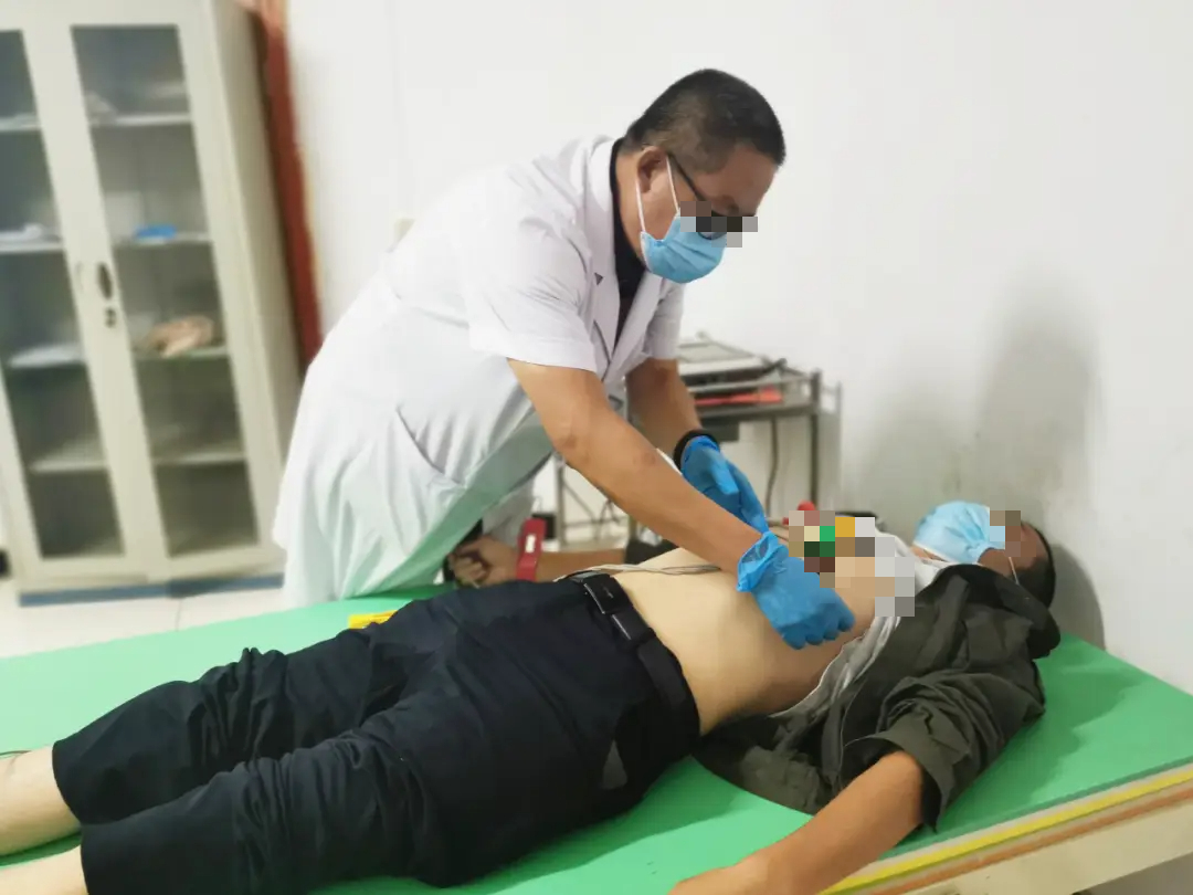 Ai mạnh khỏe hơn giữa người chăm uống nước lọc v&agrave; người chăm uống tr&agrave;? Cứ nh&igrave;n người đ&agrave;n &ocirc;ng n&agrave;y l&agrave; r&otilde;!- Ảnh 1.