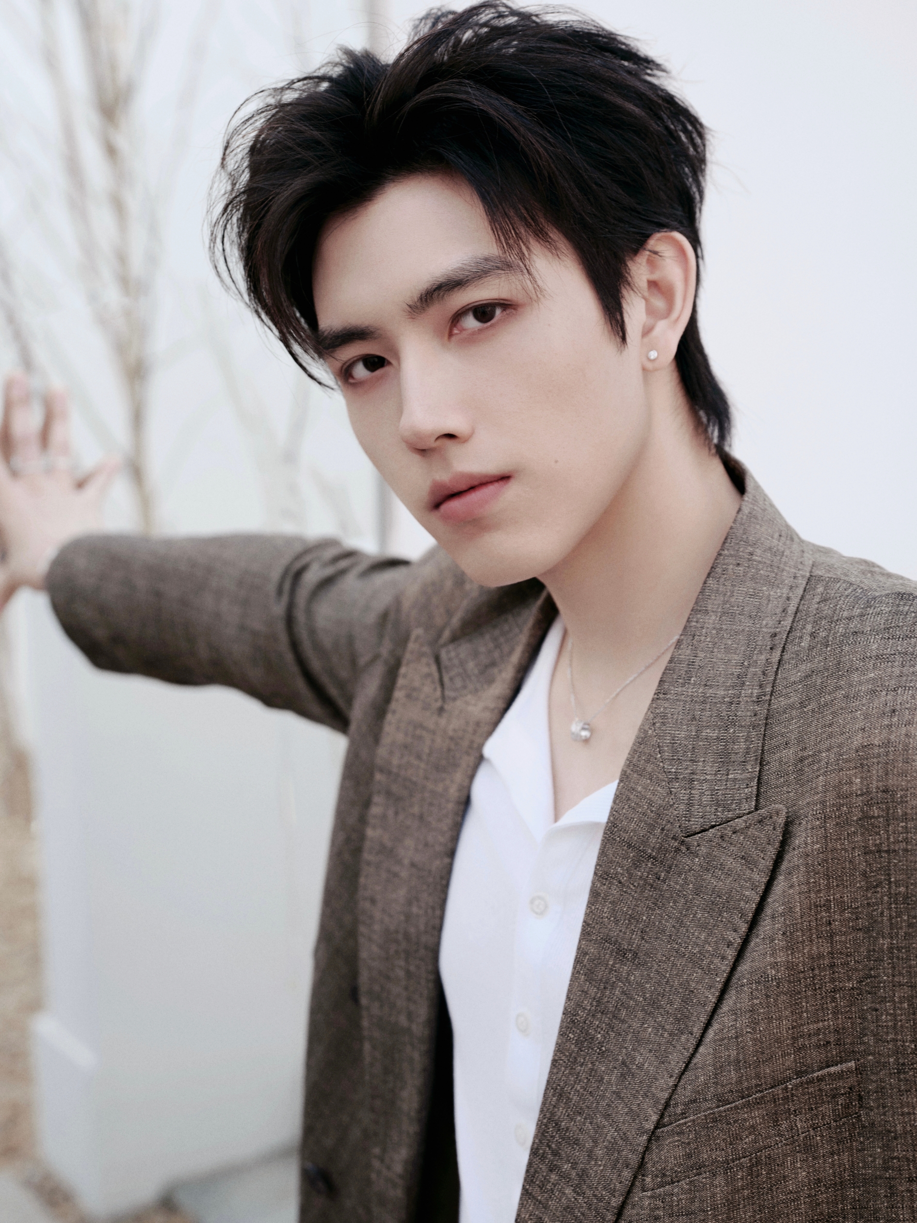 Mỹ nam bị coi l&agrave; miếng kẹo cao su d&iacute;nh dưới đế gi&agrave;y của Địch Lệ Nhiệt Ba- Ảnh 7.