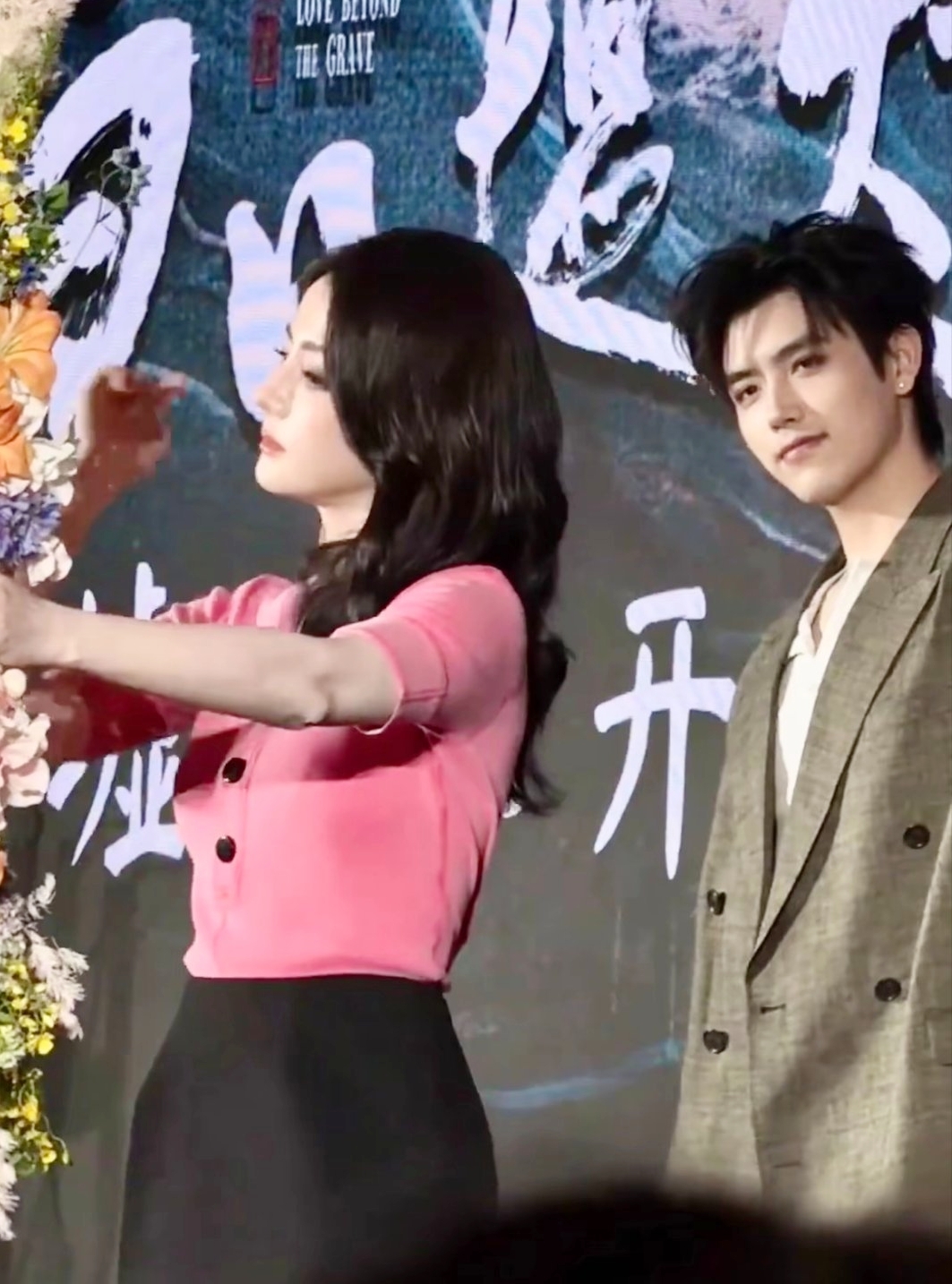 Mỹ nam bị coi l&agrave; miếng kẹo cao su d&iacute;nh dưới đế gi&agrave;y của Địch Lệ Nhiệt Ba- Ảnh 3.