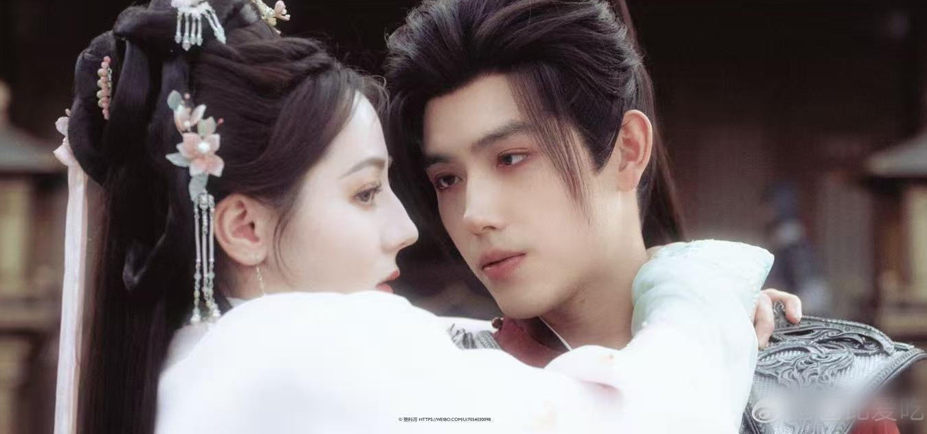 Mỹ nam bị coi l&agrave; miếng kẹo cao su d&iacute;nh dưới đế gi&agrave;y của Địch Lệ Nhiệt Ba- Ảnh 1.