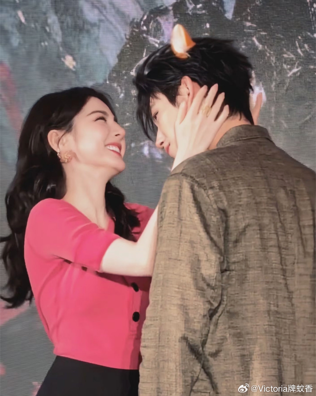 Mỹ nam bị coi l&agrave; miếng kẹo cao su d&iacute;nh dưới đế gi&agrave;y của Địch Lệ Nhiệt Ba- Ảnh 6.