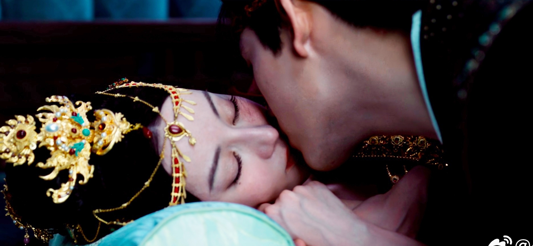 Mỹ nam bị coi l&agrave; miếng kẹo cao su d&iacute;nh dưới đế gi&agrave;y của Địch Lệ Nhiệt Ba- Ảnh 2.