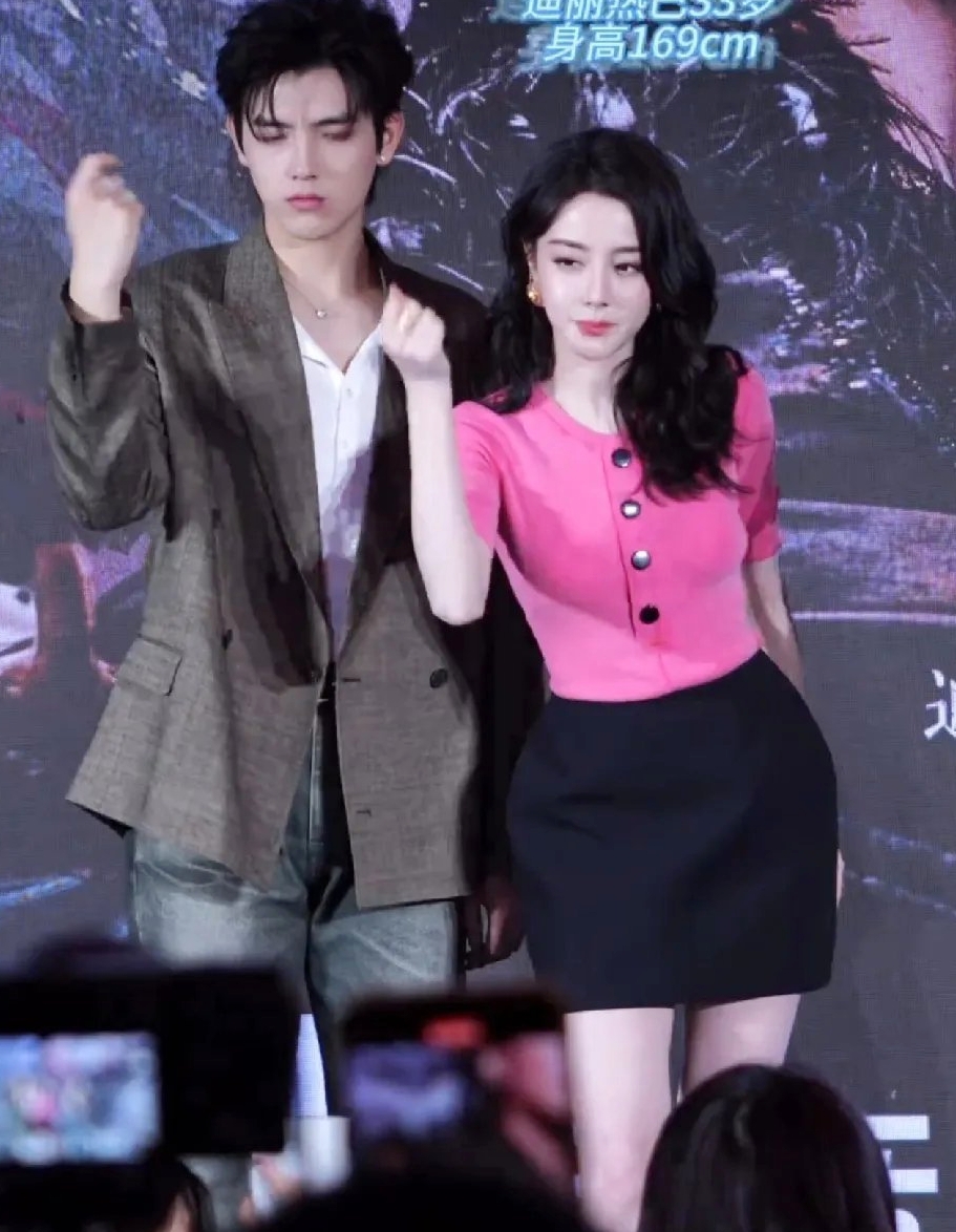 Mỹ nam bị coi l&agrave; miếng kẹo cao su d&iacute;nh dưới đế gi&agrave;y của Địch Lệ Nhiệt Ba- Ảnh 4.