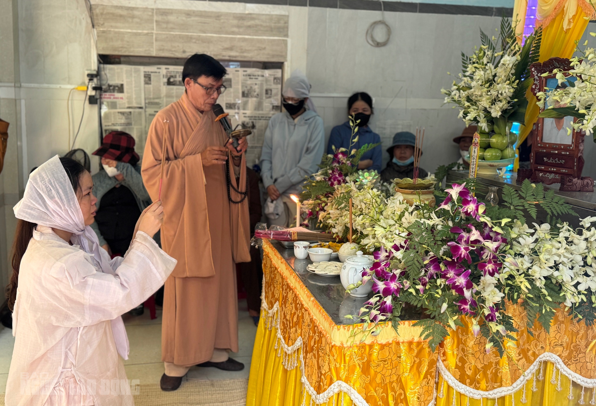 Vụ t&agrave;i xế taxi bị s&aacute;t hại tại Quảng Trị: Vợ kh&oacute;c ngất trong lễ đưa tang chồng- Ảnh 1.