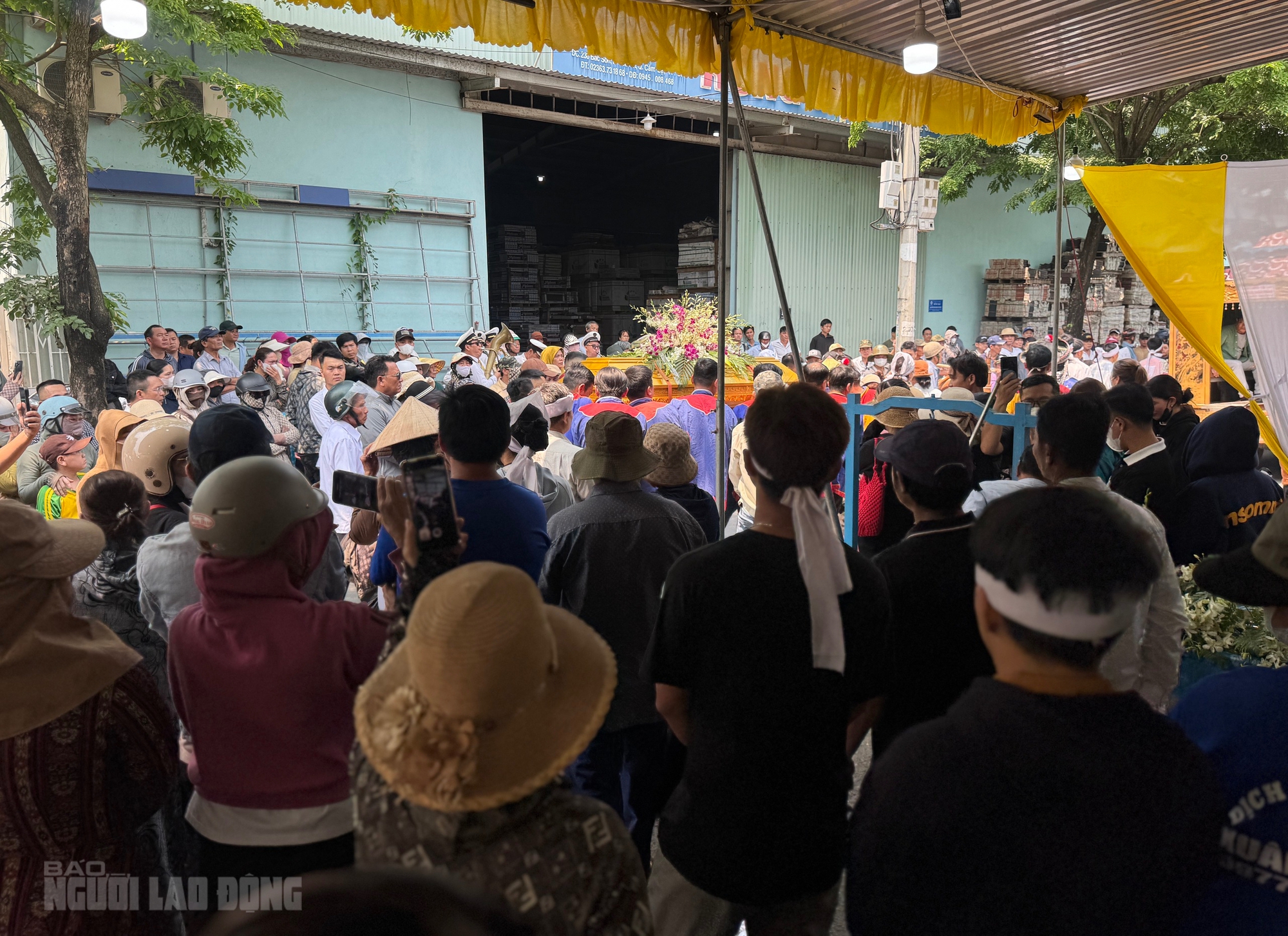 Vụ t&agrave;i xế taxi bị s&aacute;t hại tại Quảng Trị: Vợ kh&oacute;c ngất trong lễ đưa tang chồng- Ảnh 4.