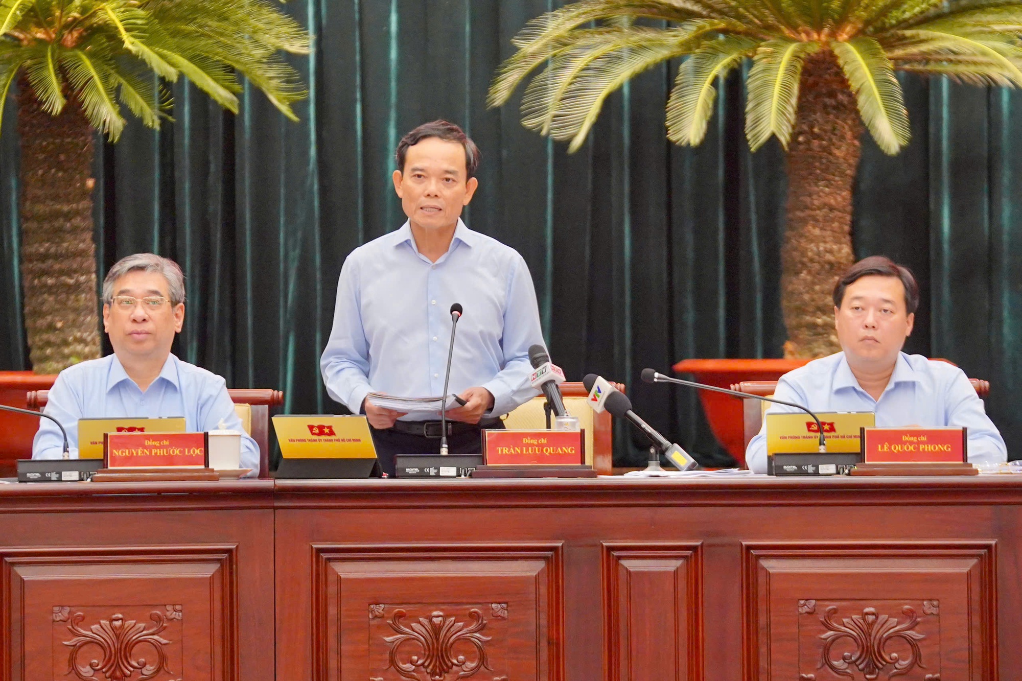 B&iacute; thư Th&agrave;nh ủy TPHCM Trần Lưu Quang: Th&agrave;nh phố sẽ miễn ph&iacute; xe bu&yacute;t- Ảnh 1.