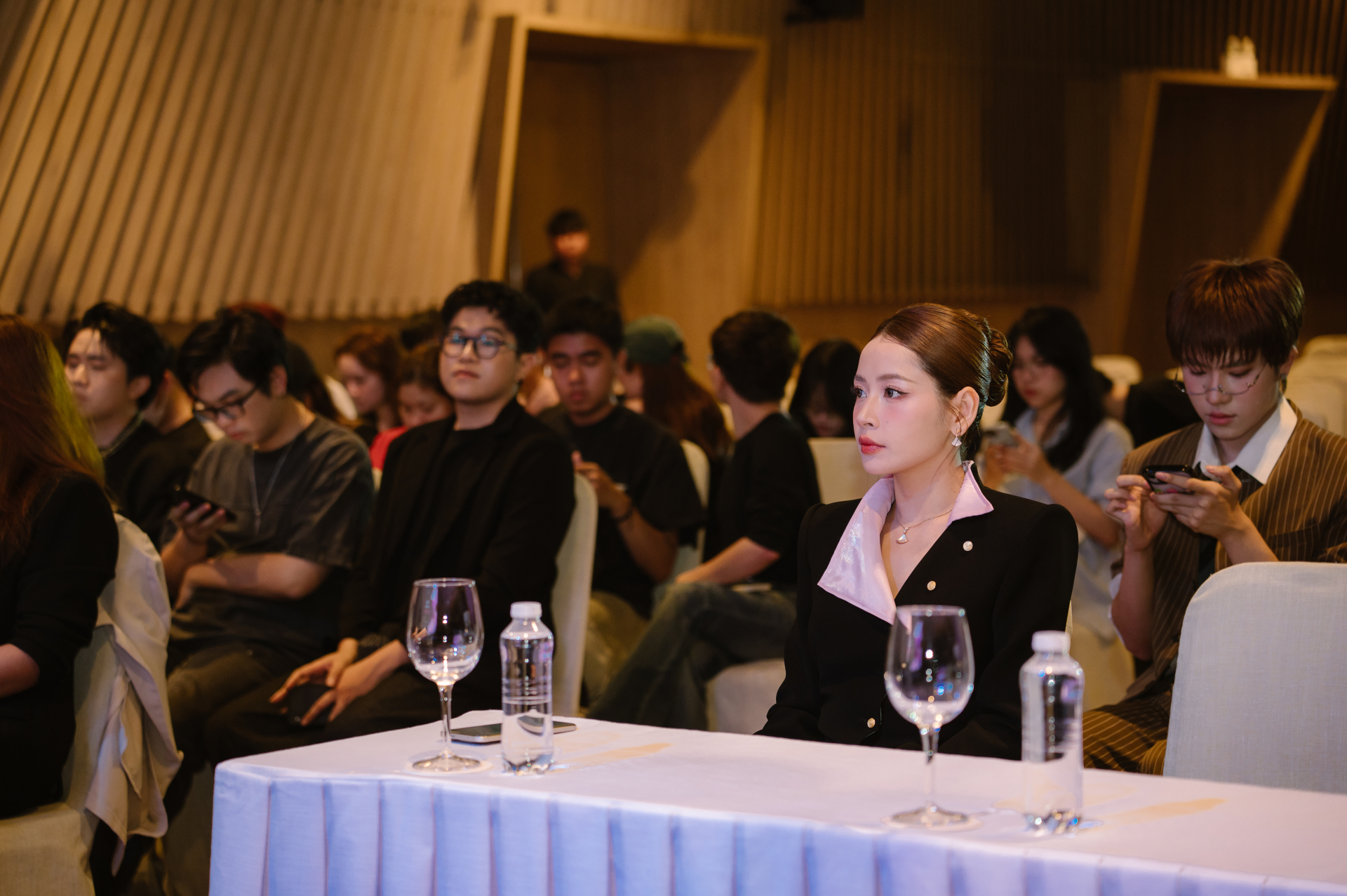 Chi Pu bị t&oacute;m d&iacute;nh l&uacute;c nửa đ&ecirc;m, ai d&egrave; bị b&oacute;ng lưng của mỹ nh&acirc;n Việt n&agrave;y giật spotlight- Ảnh 7.