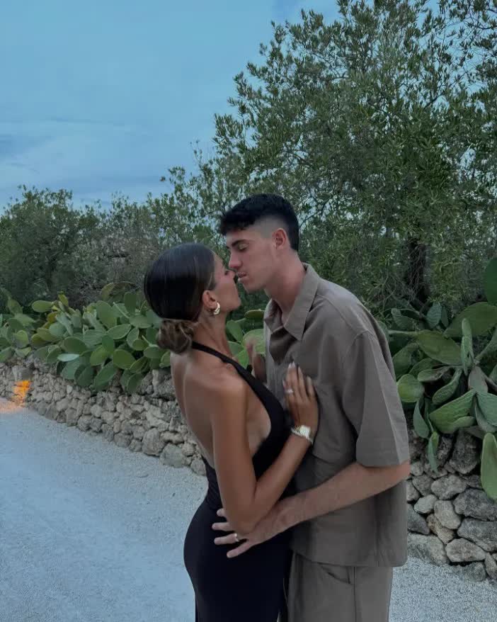 N&agrave;ng WAG bị chửi thậm tệ, đe doạ t&iacute;nh mạng v&igrave; chồng cầu thủ nhận thẻ đỏ- Ảnh 3.