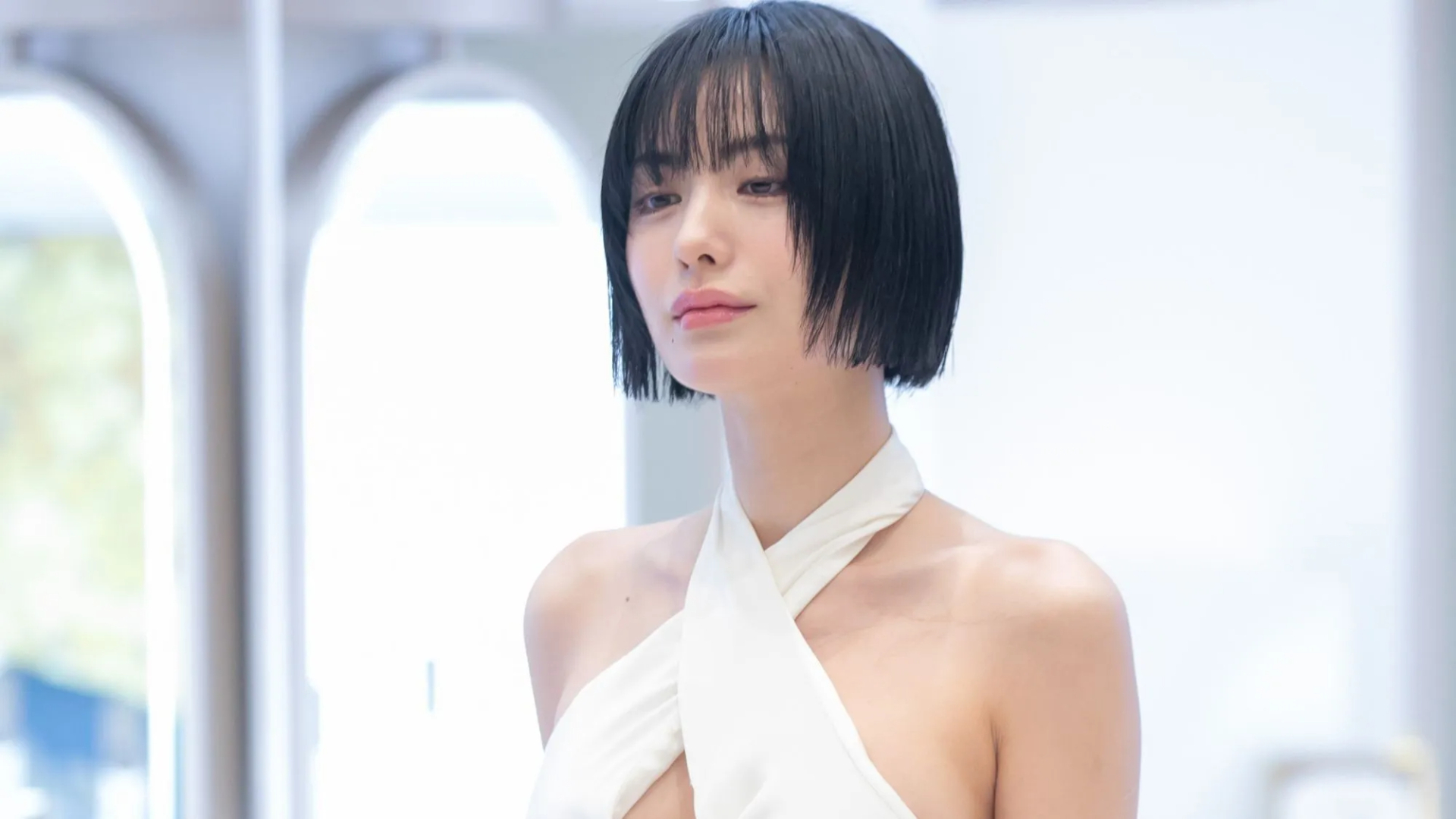 Mỹ nh&acirc;n "đẹp nhất thế giới": U40 vẫn "độc to&agrave;n th&acirc;n", sống c&ugrave;ng m&egrave;o trong căn hộ sang chảnh, chill đến mức qu&ecirc;n lu&ocirc;n mặt đất- Ảnh 1.