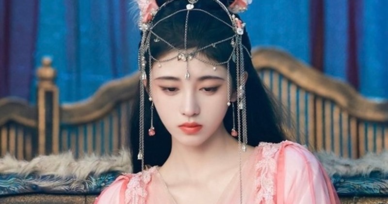 Sống mấy chục năm chưa thấy ai trang điểm lố cỡ n&agrave;y: Phấn son l&ograve;e loẹt "4000 kiểu như 1", l&agrave;m ơn t&ocirc;n trọng người nh&igrave;n- Ảnh 9.