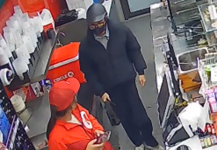 D&iacute; dao doạ nh&acirc;n vi&ecirc;n cửa h&agrave;ng Circle K, cướp tiền l&uacute;c rạng s&aacute;ng- Ảnh 1.