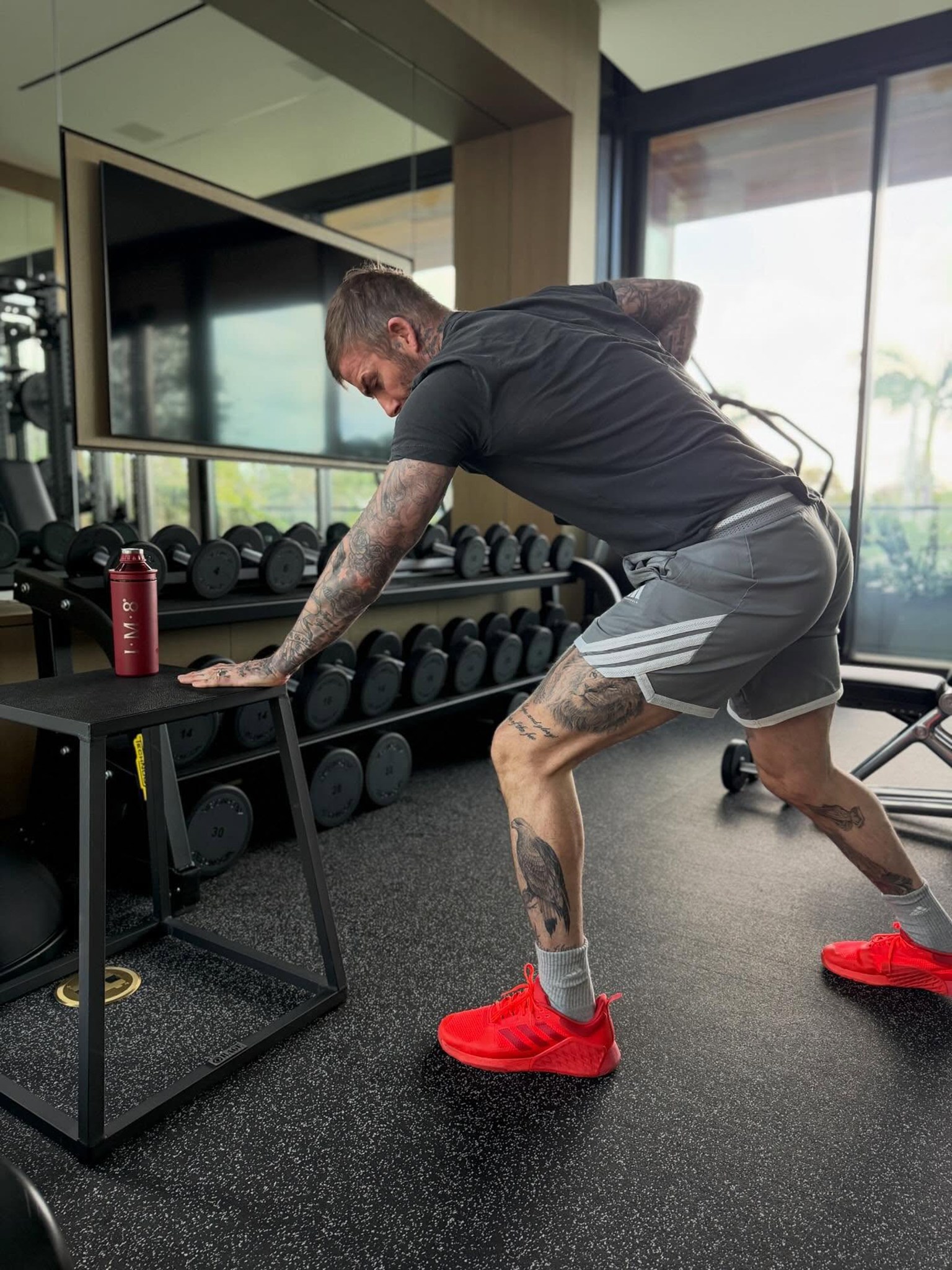 David Beckham cởi trần khoe body 6 m&uacute;i "kh&eacute;t lẹt" tuổi 50, nhan sắc chấp cả thời gian- Ảnh 4.