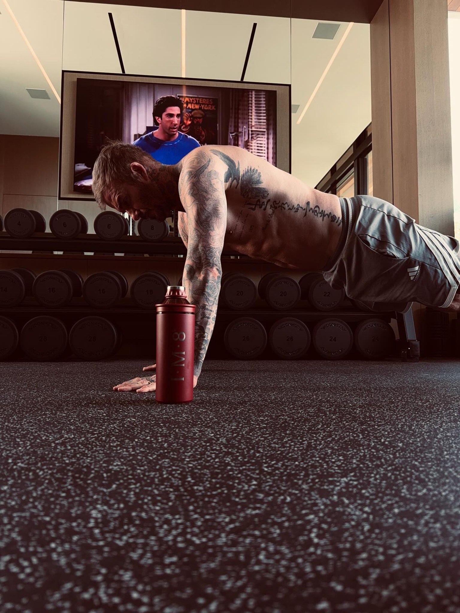 David Beckham cởi trần khoe body 6 m&uacute;i "kh&eacute;t lẹt" tuổi 50, nhan sắc chấp cả thời gian- Ảnh 3.